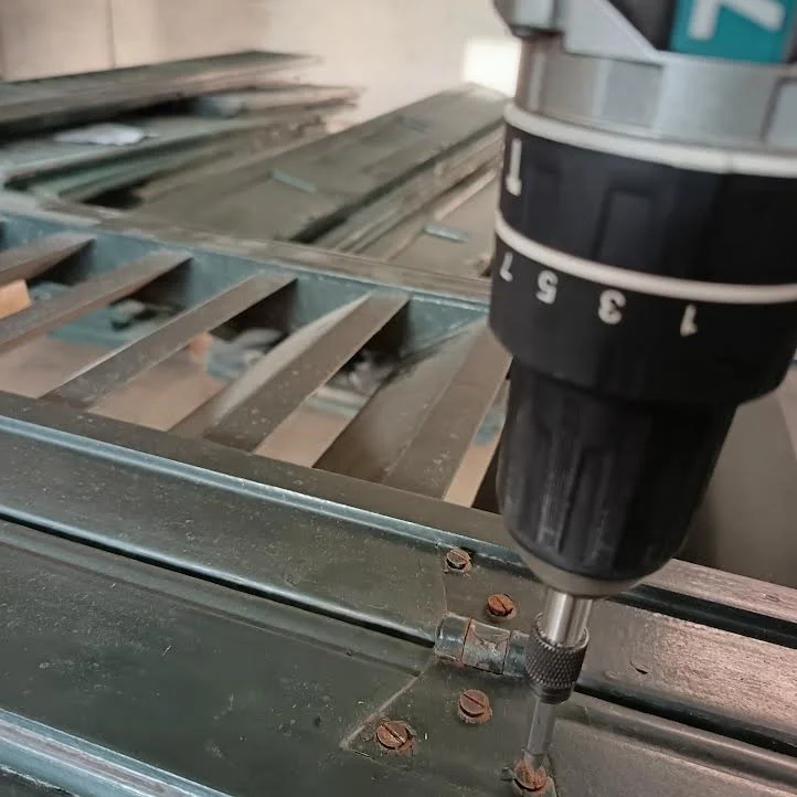 Tra le tante cose che facciamo qui a Blhyster c'&egrave; anche quella di ristrutturare vecchi scuri e riportarli a una nuova vita, al loro antico splendore. 😊💪🪟 #vecchiscuri #lavoro #inclusione.