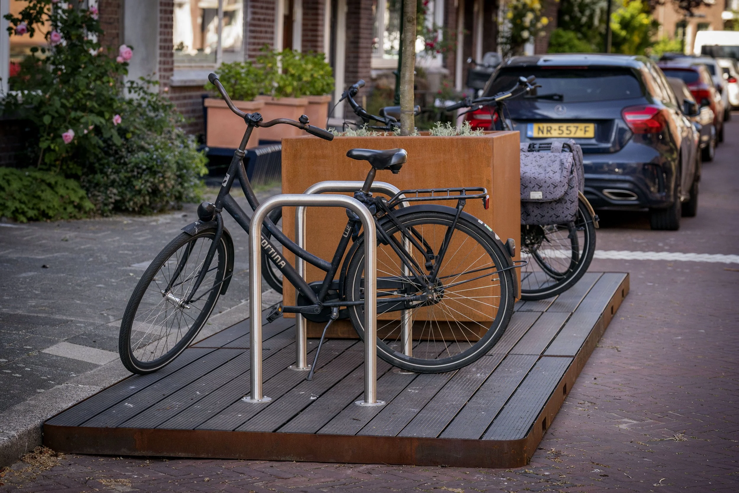 Bomen en fietsbeugels Van der Parrastraat
