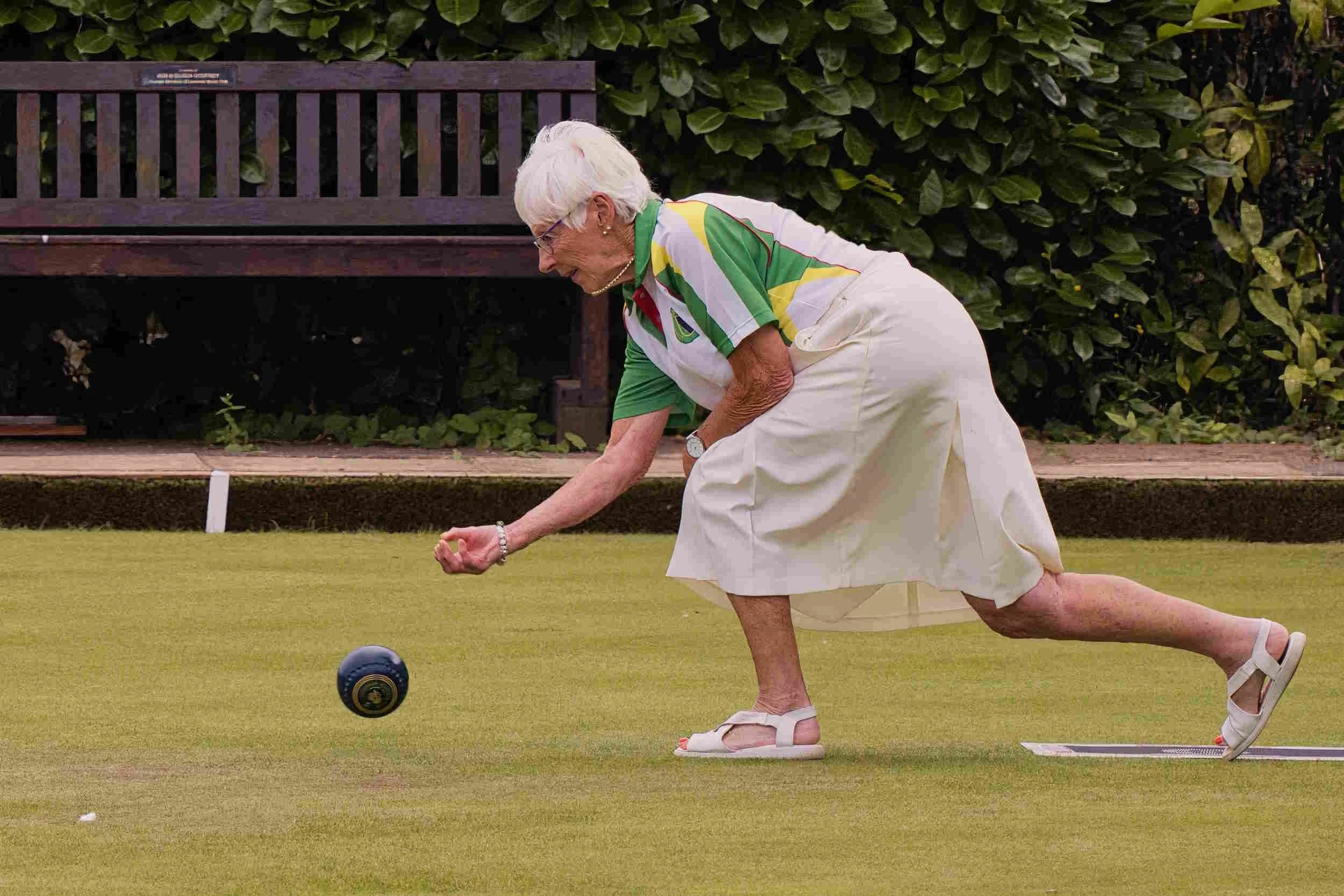Play bowls Lowdham Bowling Club - Woman Bowling