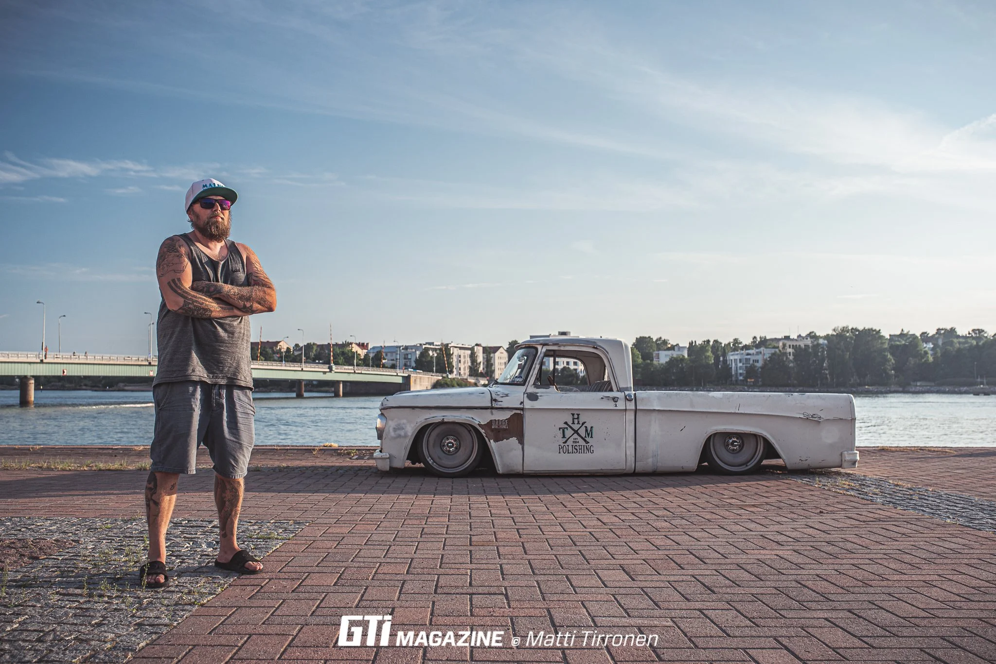 Lehti- ja erikoiskuvaukset Kuvaamasalta. Kuva jossa on parrakas mies ja vintage amerikkalainen lava-auto