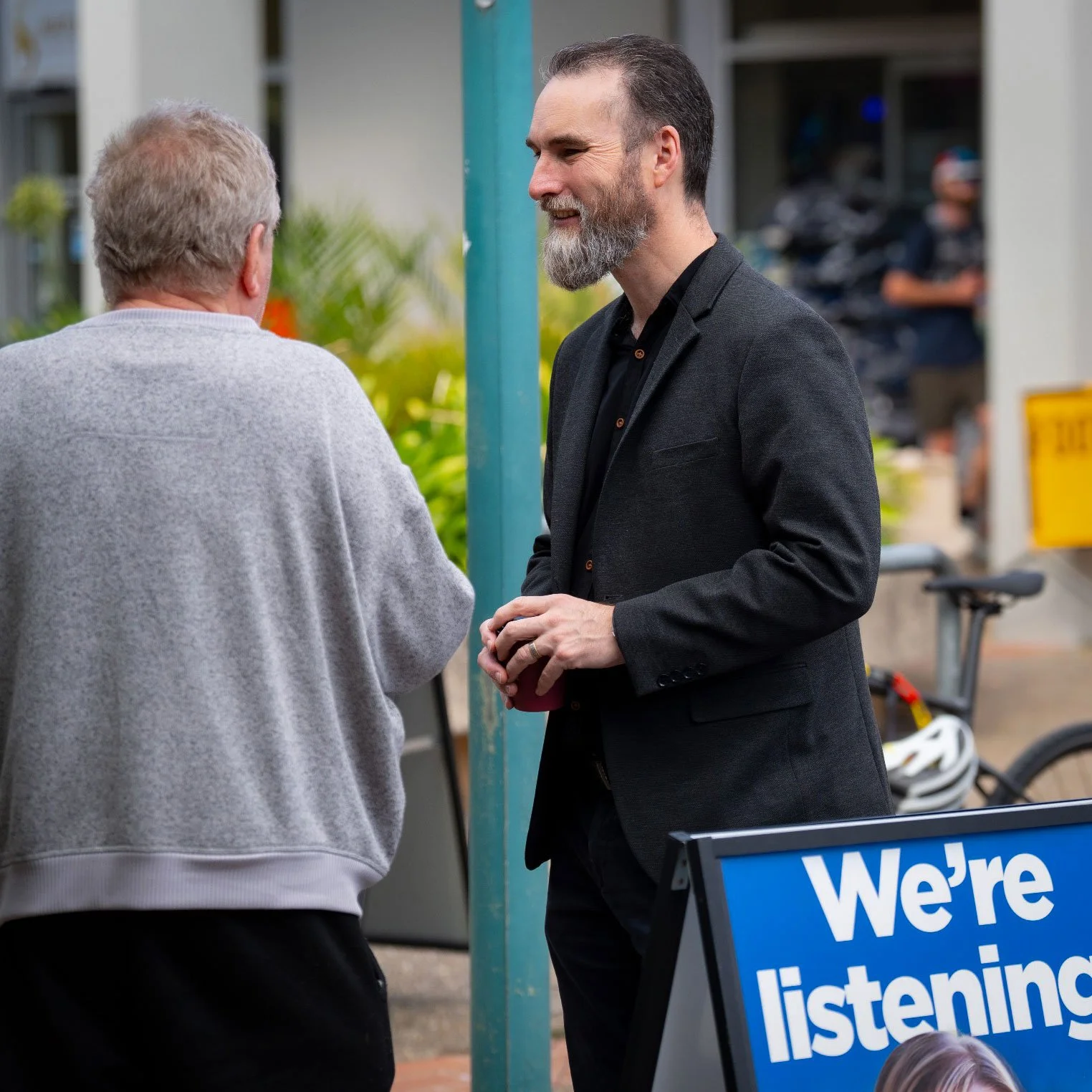image of Ed and a constituent having a discussion at Mawson Southlands