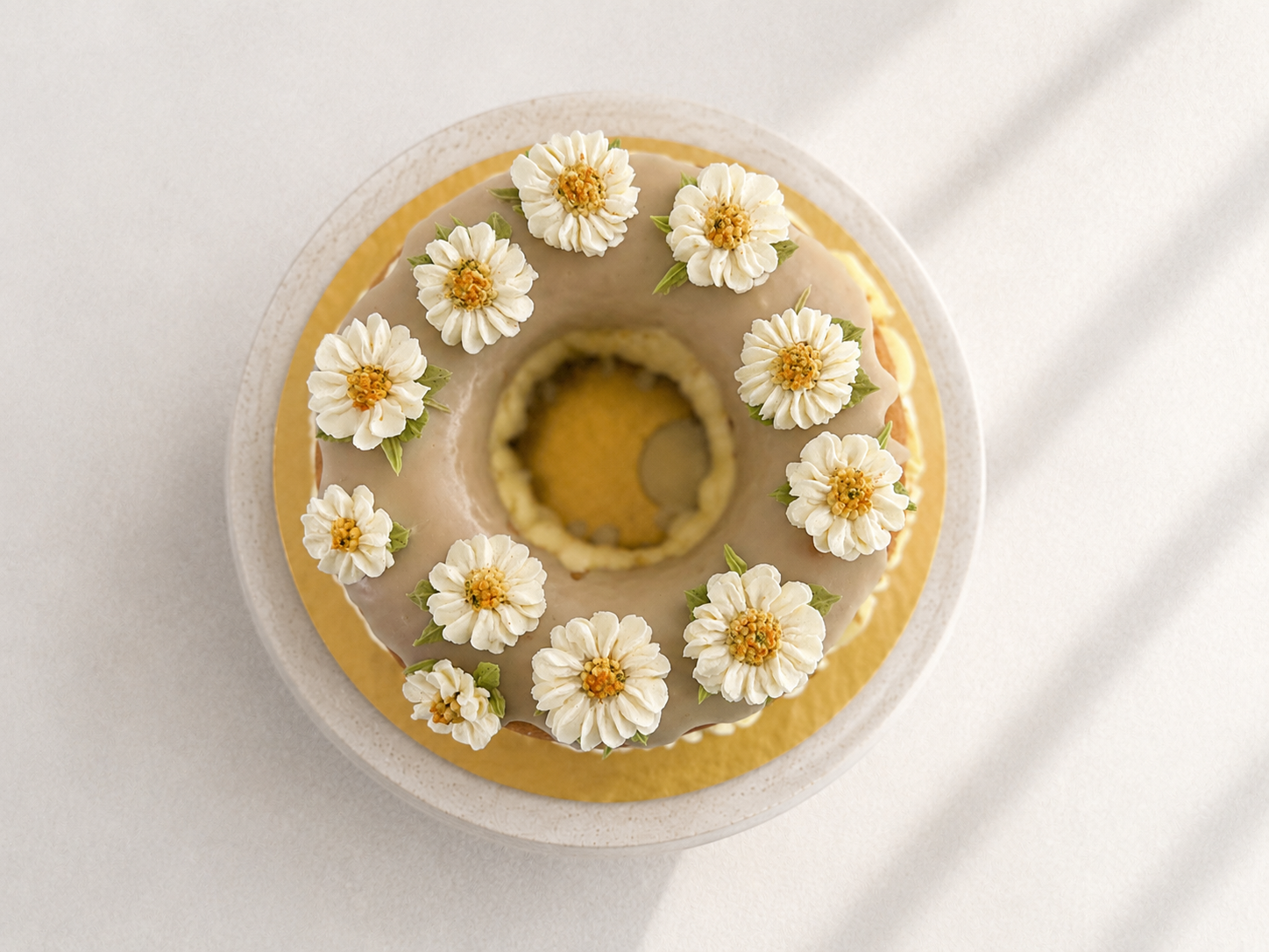 Lemon bundt cake layered with cream cheese frosting and decorated with hand-piped buttercream daisies, handcrafted in Dublin by Full Bloom Bakehouse. A fresh and elegant cake perfect for birthdays, Mother’s Day, afternoon tea, spring celebrations and