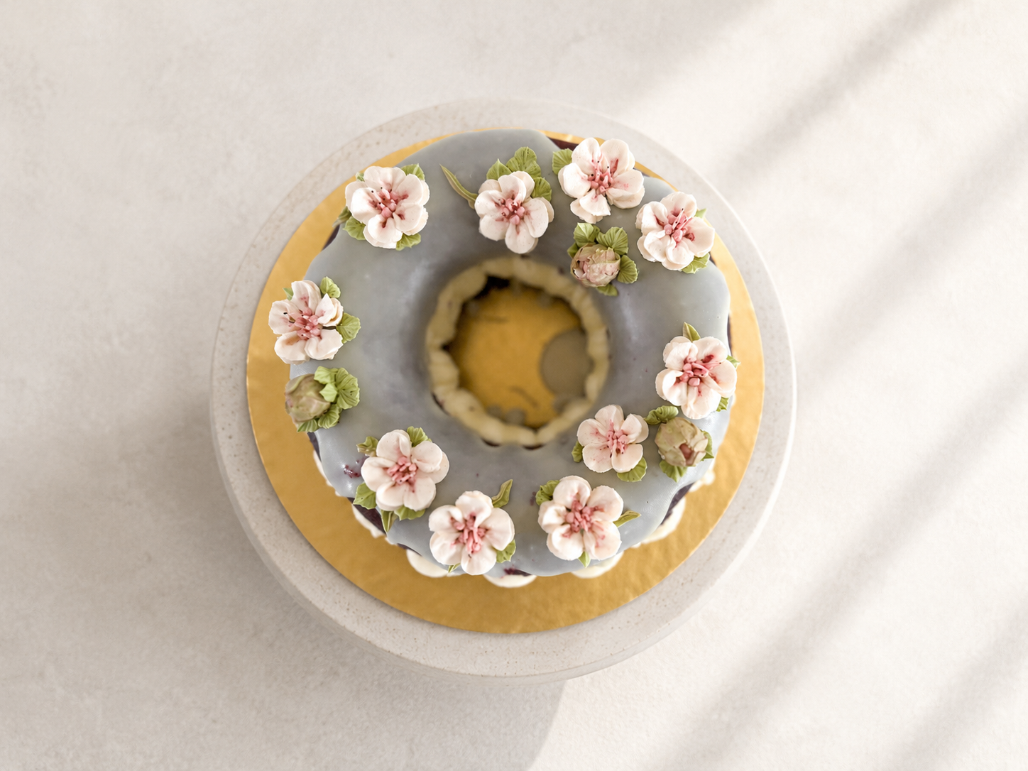 Red velvet bundt cake layered with cream cheese frosting and decorated with hand-piped blossom flowers, handcrafted in Dublin by Full Bloom Bakehouse. A beautiful centrepiece for birthdays, Mother’s Day, celebrations and special occasions. Custom cak