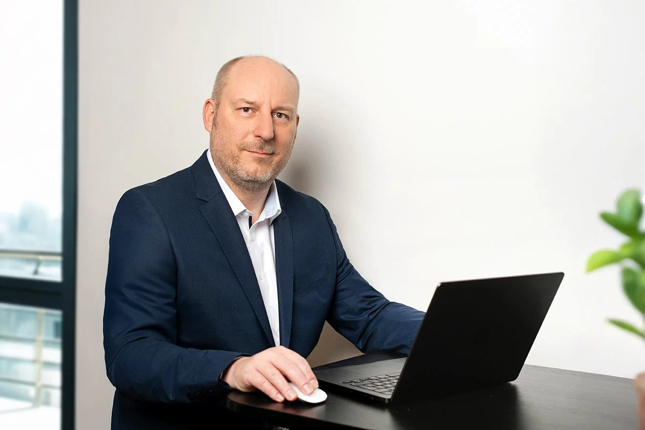 Dr. med. Sebastian Kramer erstellt eine radiologische Zweitmeinung an seinem Schreibtisch.