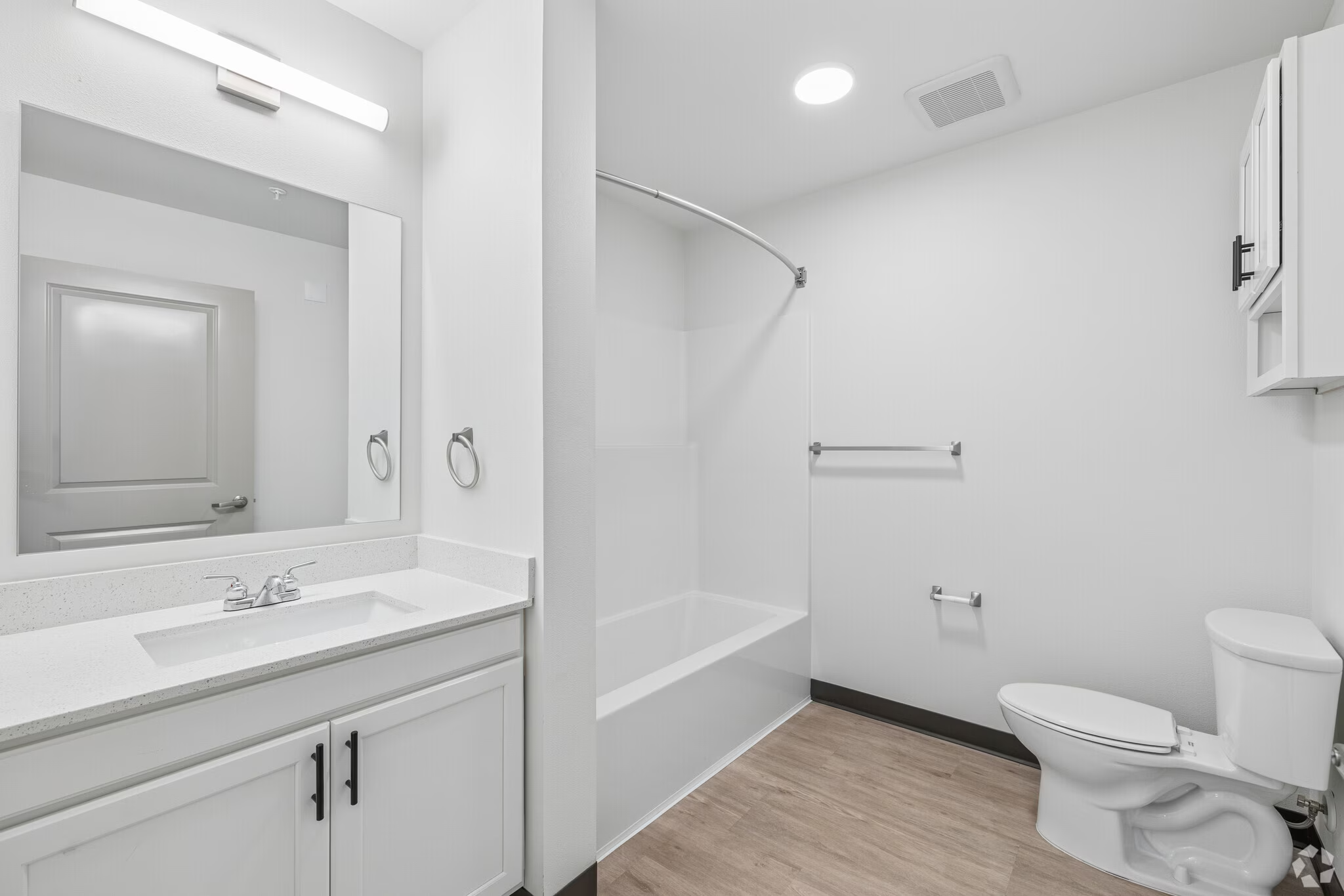 the-mabion-kansas-city-mo-3br-2ba1046sf-first-bathroom.png