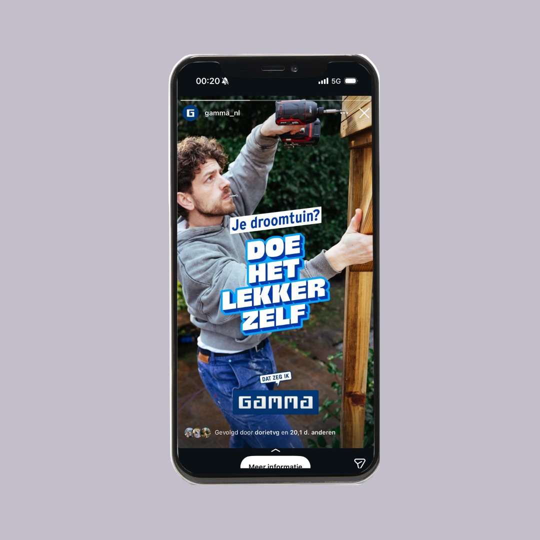 Jeroen de Jager in Gamma reclame. Man staat in zijn tuin te klussen. Hij boort een schroef in een nieuwe buitenkeuken