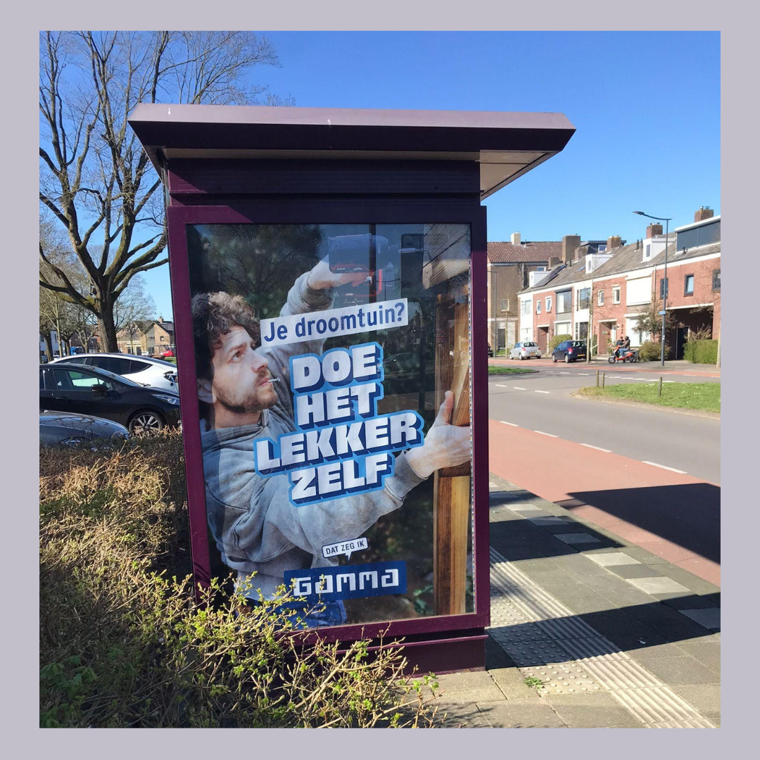 Jeroen de Jager in Gamma reclame. Man staat in zijn tuin te klussen. Hij boort een schroef in een nieuwe buitenkeuken