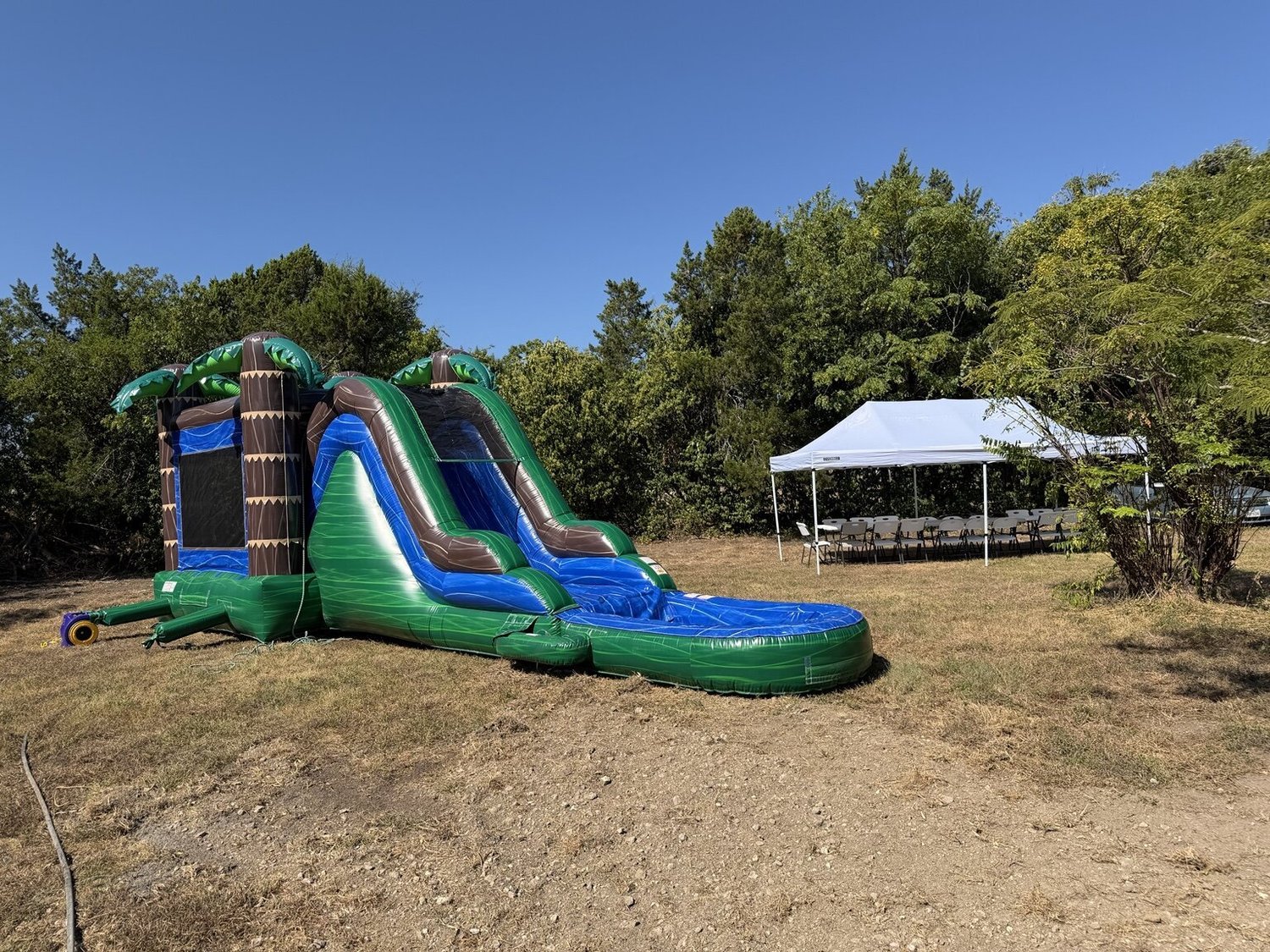 Palm Paradise wet/dry combo with HCCR tent, tables and chairs at a real party setup.