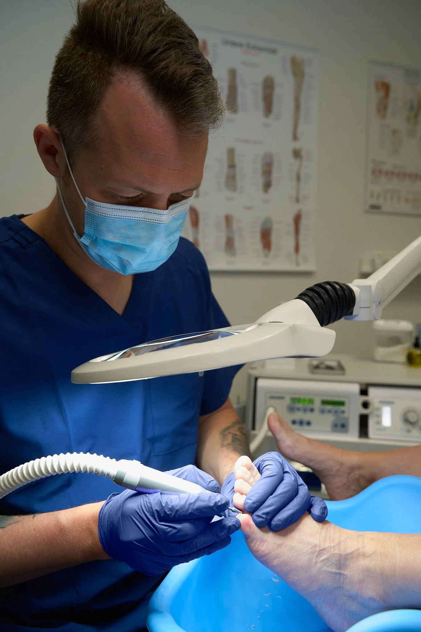 Fotterapeut Pål Hodne behandler en fot i klinikken