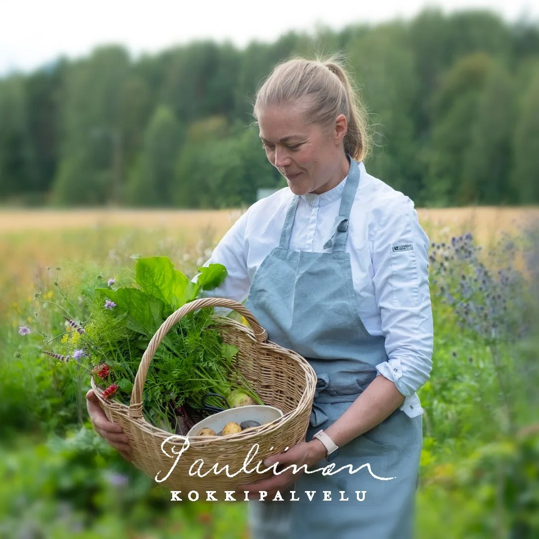 Pauliinan kokkipalvelu on kokki kotiin palvelu pääkaupunkiseudulla, Helsingissä, Espoossa ja Vantaalla. Kuvassa kokki Pauliina Ilonoja seisoo kasvimaallaan satokauden vihanneskorin kanssa. 