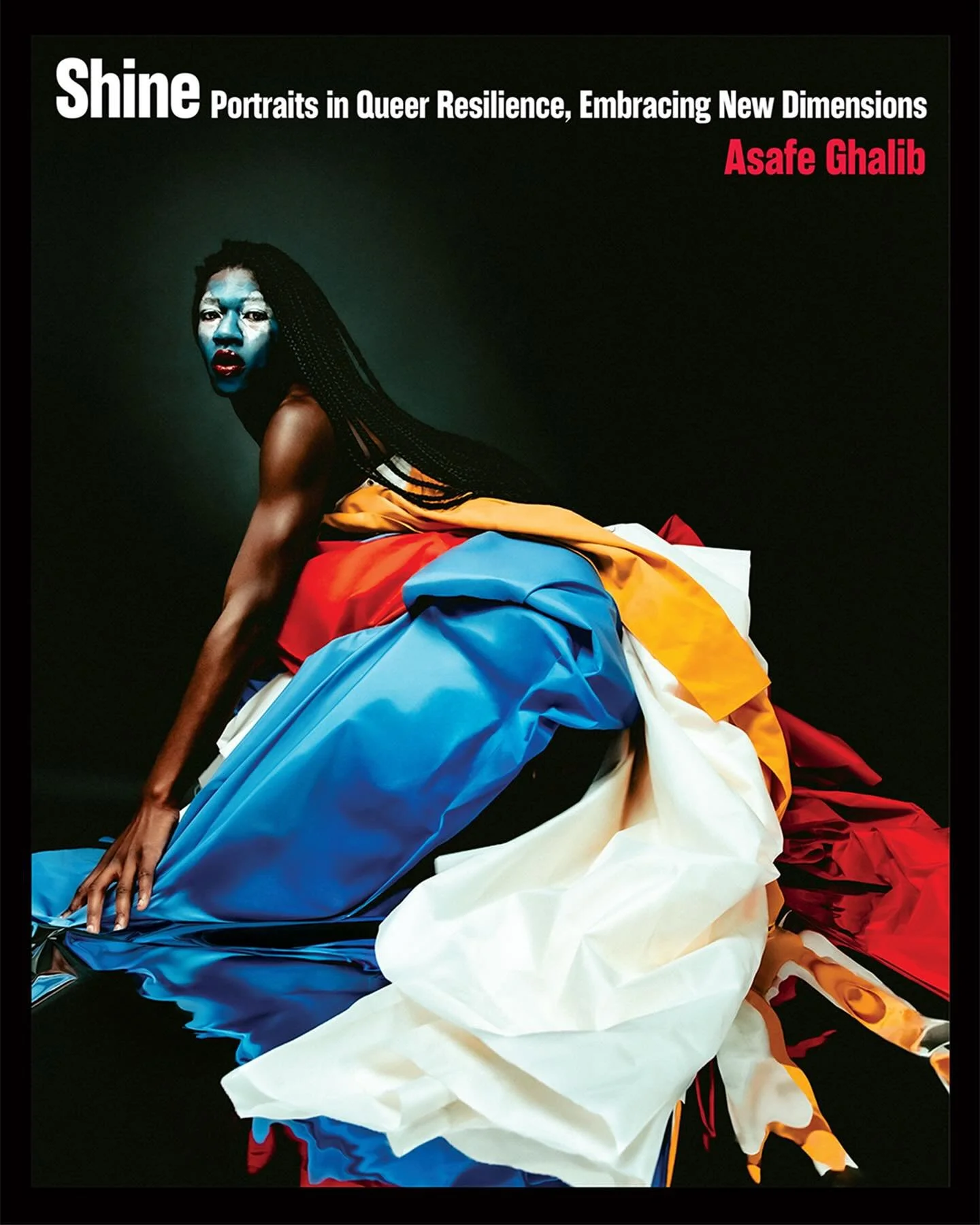 For many queer people, exile begins at home. The search for safety and freedom to express themselves drives millions of LGBTQIA+ people across borders. Their stories are full of contrasts, between isolation and community, freedom and nostalgia.
In th