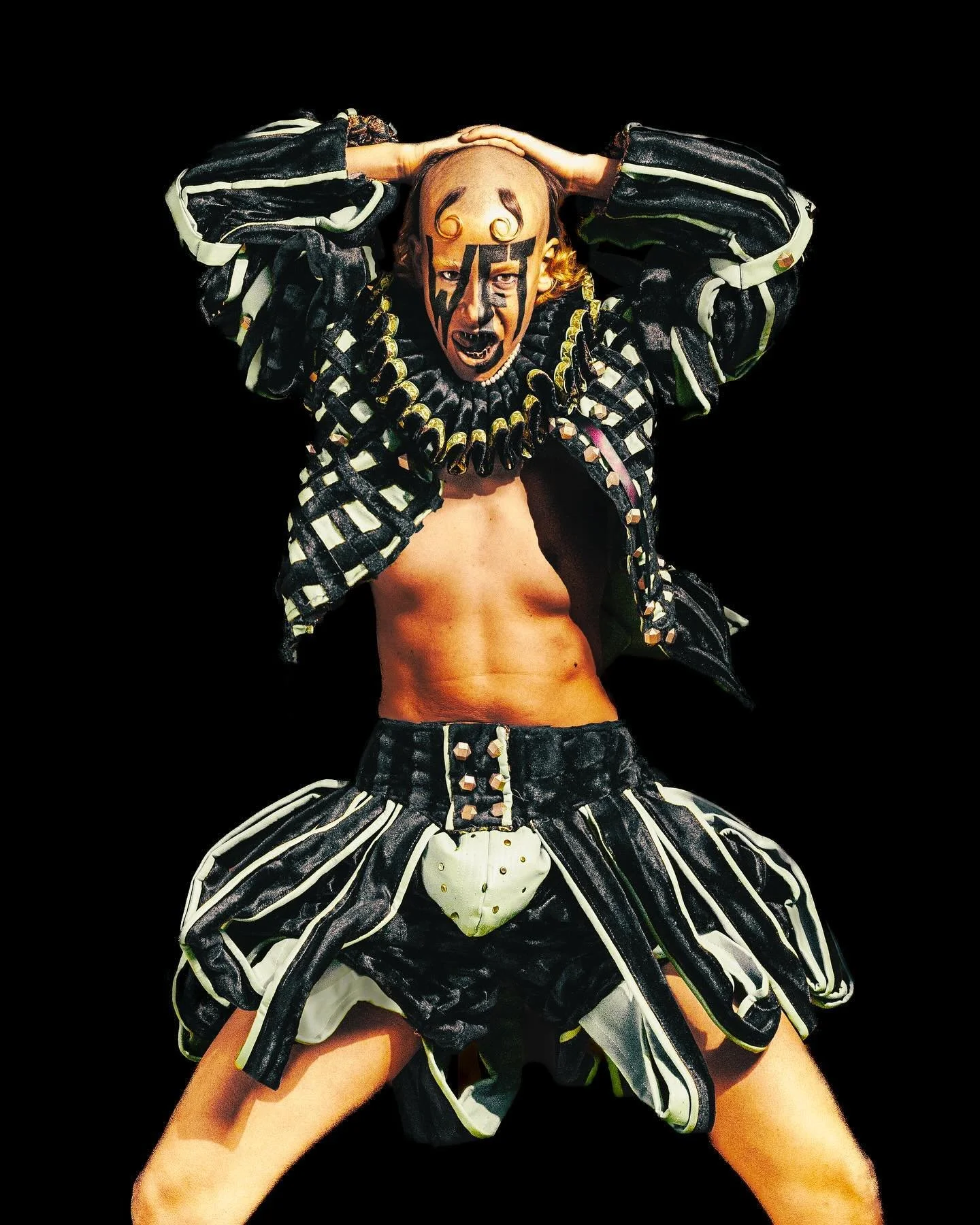 As pessoas queer ensinam ao mundo que &eacute; poss&iacute;vel viver respirando ao lado do medo. Porque se apenas nos import&aacute;ssemos em temer, n&atilde;o existir&iacute;amos. E ainda assim estou aqui e estou com medo e estou aqui. H&aacute; uma