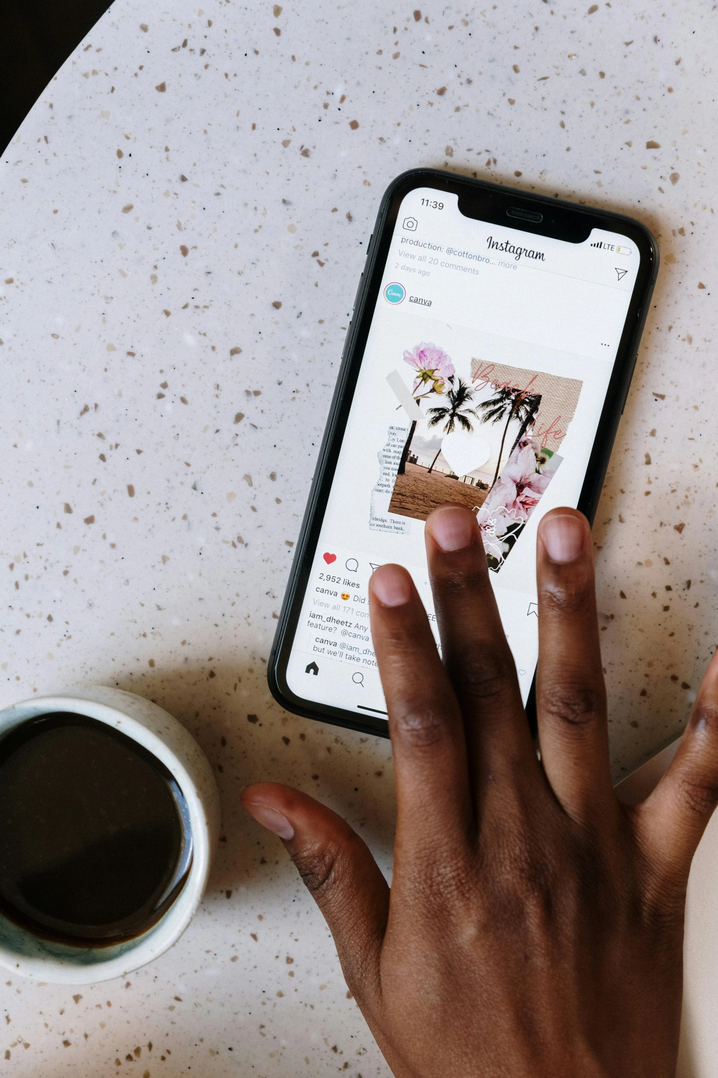 Smartphone affichant une création de contenu Instagram réalisée par Agence Rama, spécialisée en branding, design graphique et communication digitale au Sénégal.