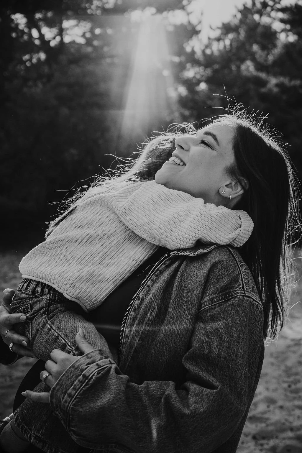Moeder met dochter zwart wit foto met golden hour zonlicht