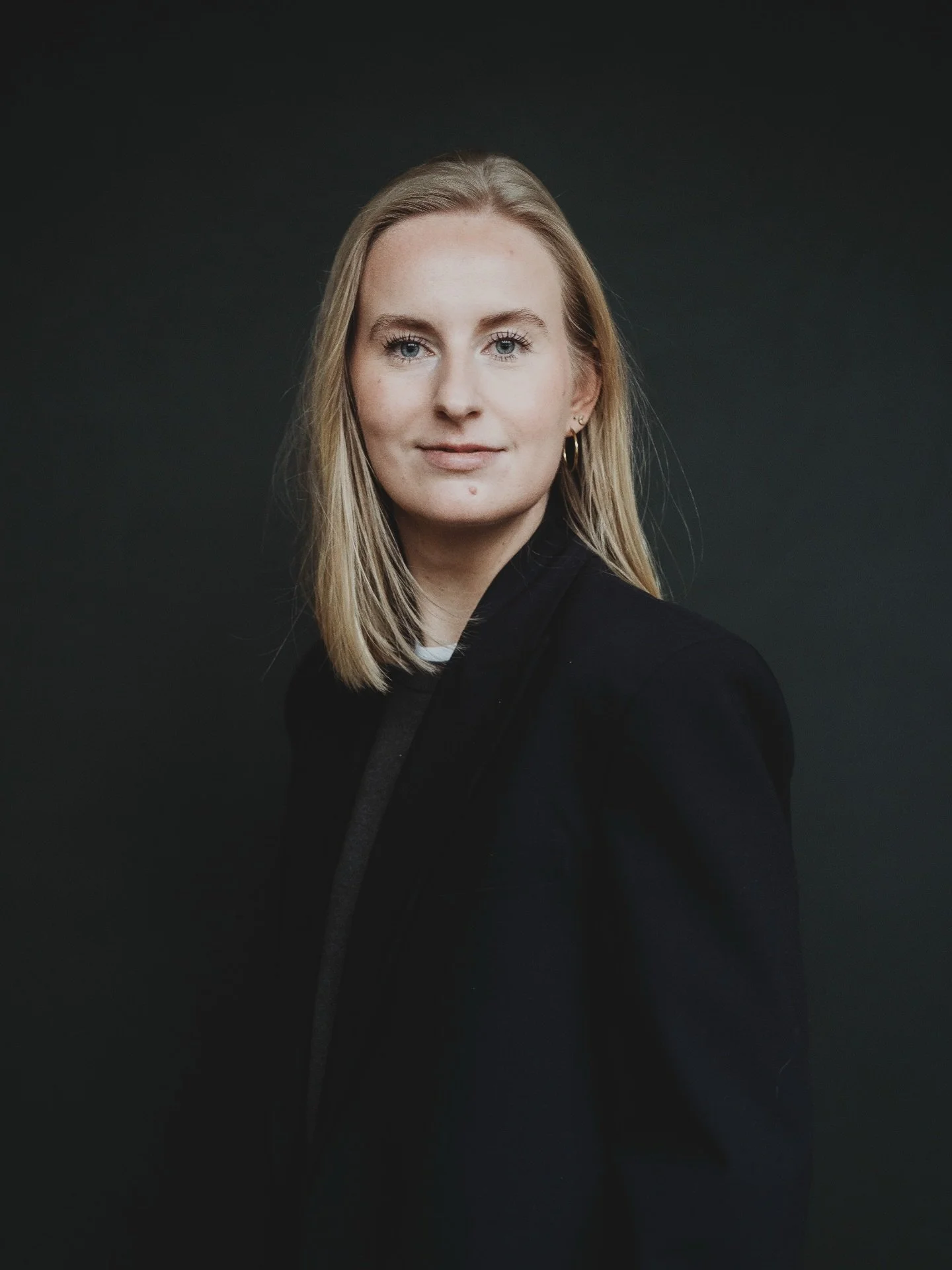 Meest gehoorde opmerking in de studio? &ldquo;Maar ik ben niet zo fotogeniek&hellip;..&rdquo;

Dus, vind jij dat ook van jezelf? Stap over die drempel en laat het aan mij over. Ik vind namelijk niemand niet fotogeniek. Dat een foto van jezelf laten m