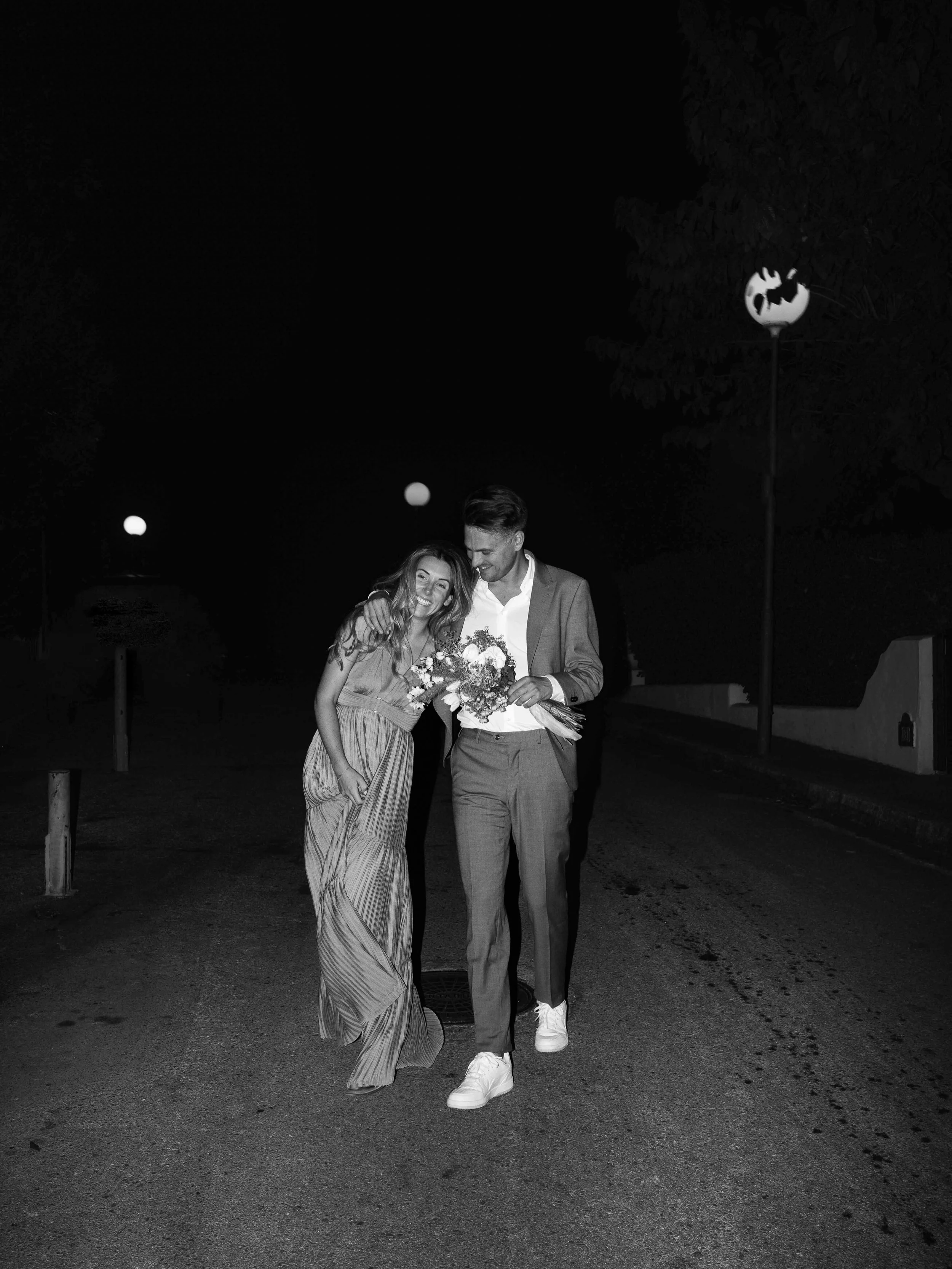 Na een geweldige bruiloftsdag was ik samen met deze twee onderweg naar ons hotel. Moe, voldaan en eigenlijk klaar voor bed, kon ik dit toch niet laten schieten. #nooitgenoegfotos #wedding #bruidsboeketgevangen #aretheynext