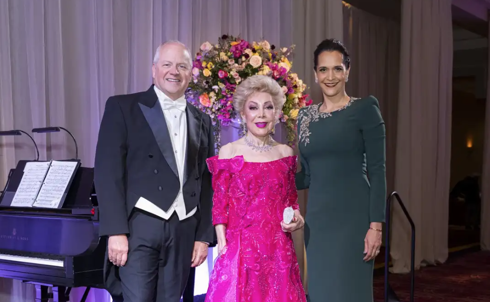 With Billowing Blooms and Evocative ‘Clowns,’ Williams’ Opera Ball Celebrates $2 Million Take