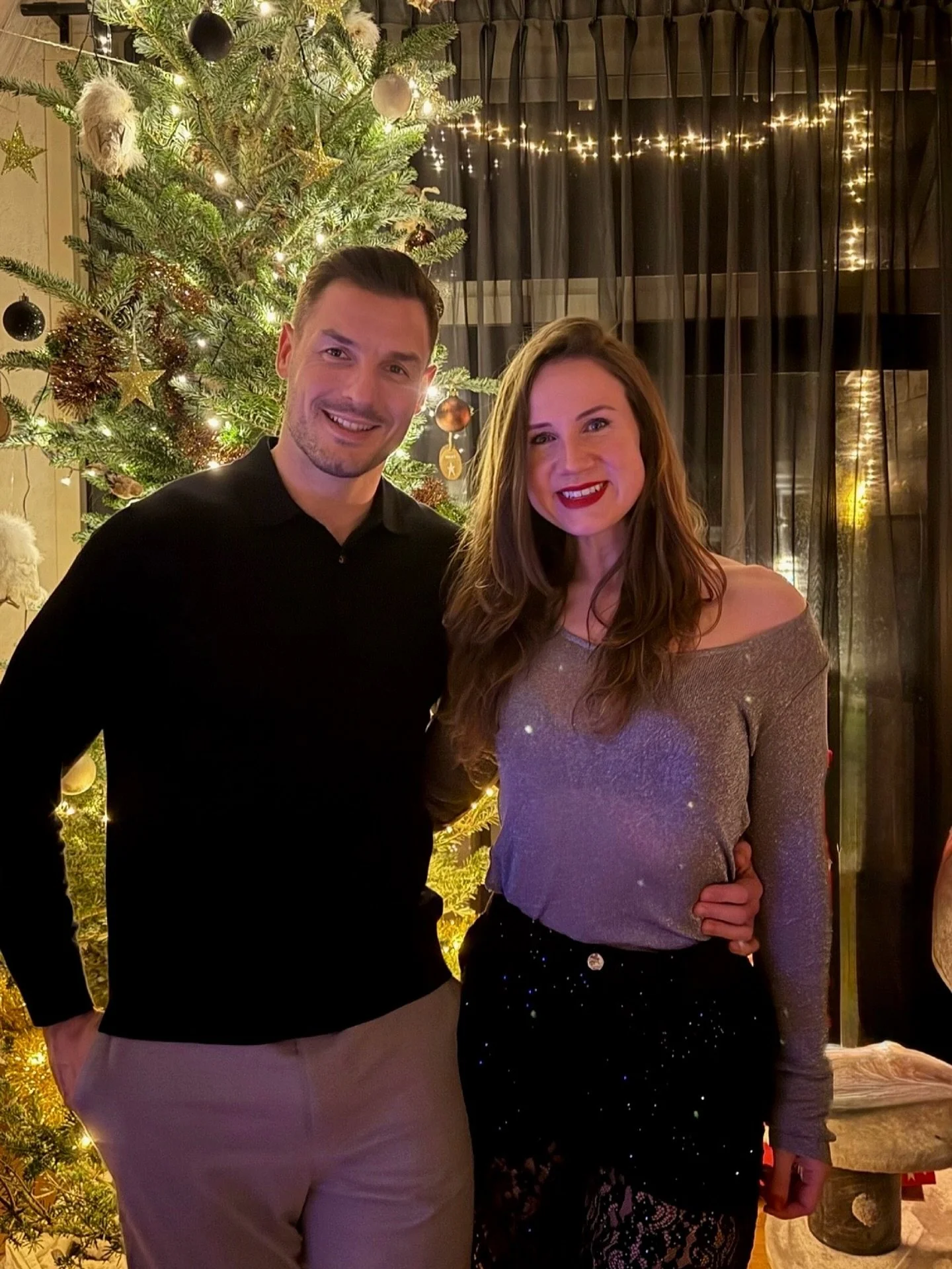 Holiday lights, festive on the outside, food coma on the inside, and absolutely zero idea what day it is.🤭😅 Happy holidays everyone!!❤️🎄