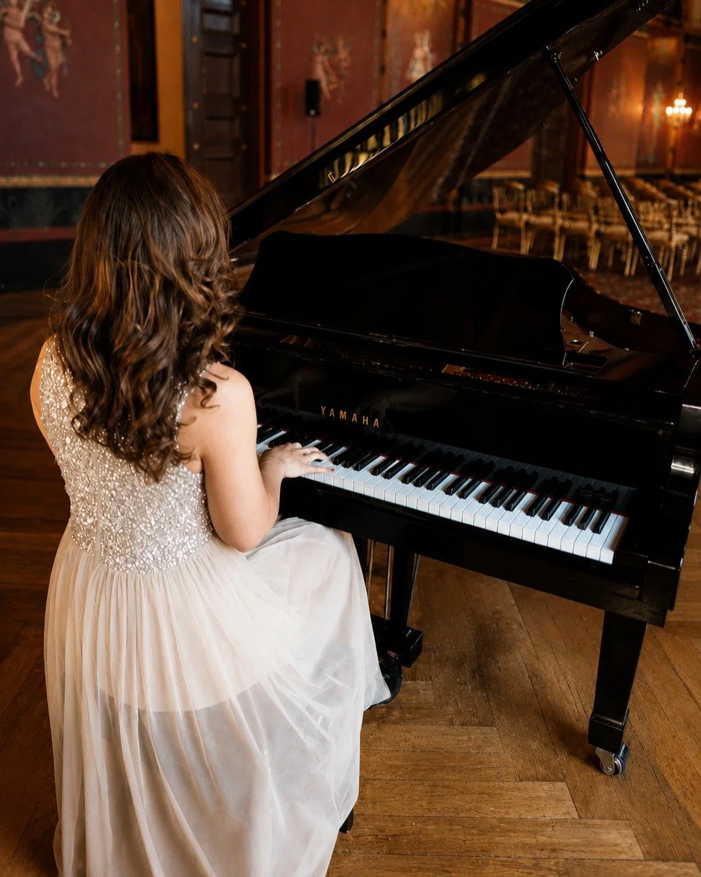 Just me, a grand piano, and a beautiful old room that speaks for itself.

📍 Paushuize, Utrecht

#pianomusic #luxurydetails #weddingmusician #refinedaesthetic #elegantmusic