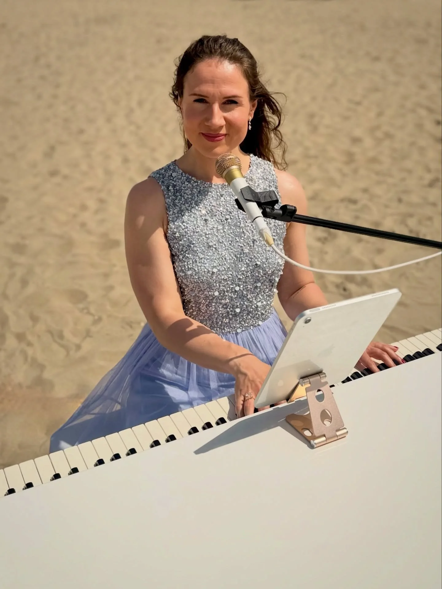 Yesterday&rsquo;s ceremony setup on the Dutch coast for a lovely German couple.

Singing and playing piano in the sunshine, with feet in the sand and beautiful weather - creating the perfect atmosphere for an unforgettable beach wedding ceremony. 🤍
