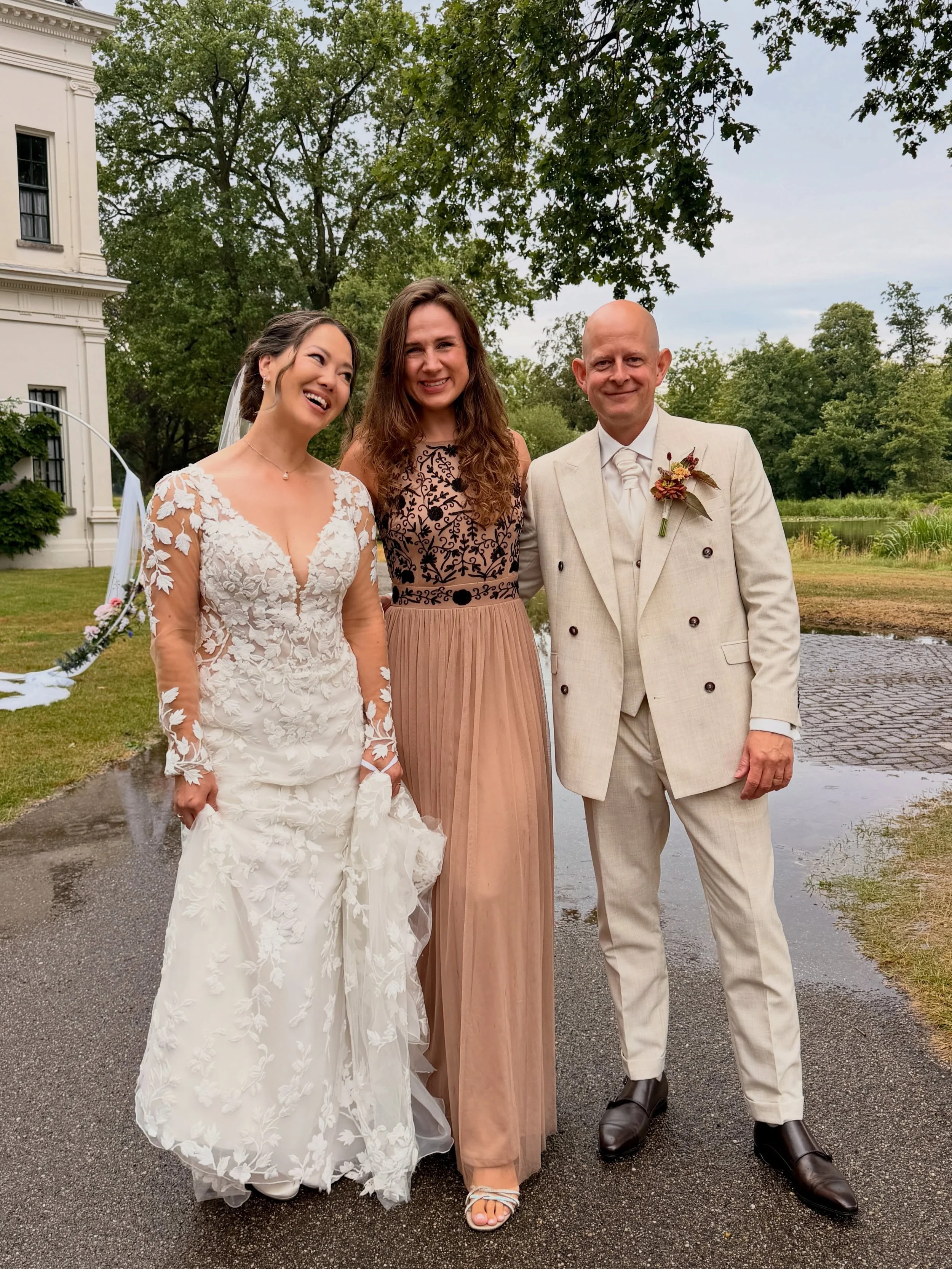 Their guests thought they were arriving for a tour of Huis Singraven&hellip;

They were actually about to witness Dewy and Kenny get married. 💍

Keeping an entire wedding ceremony a surprise required quite some extra coordination from everyone invol