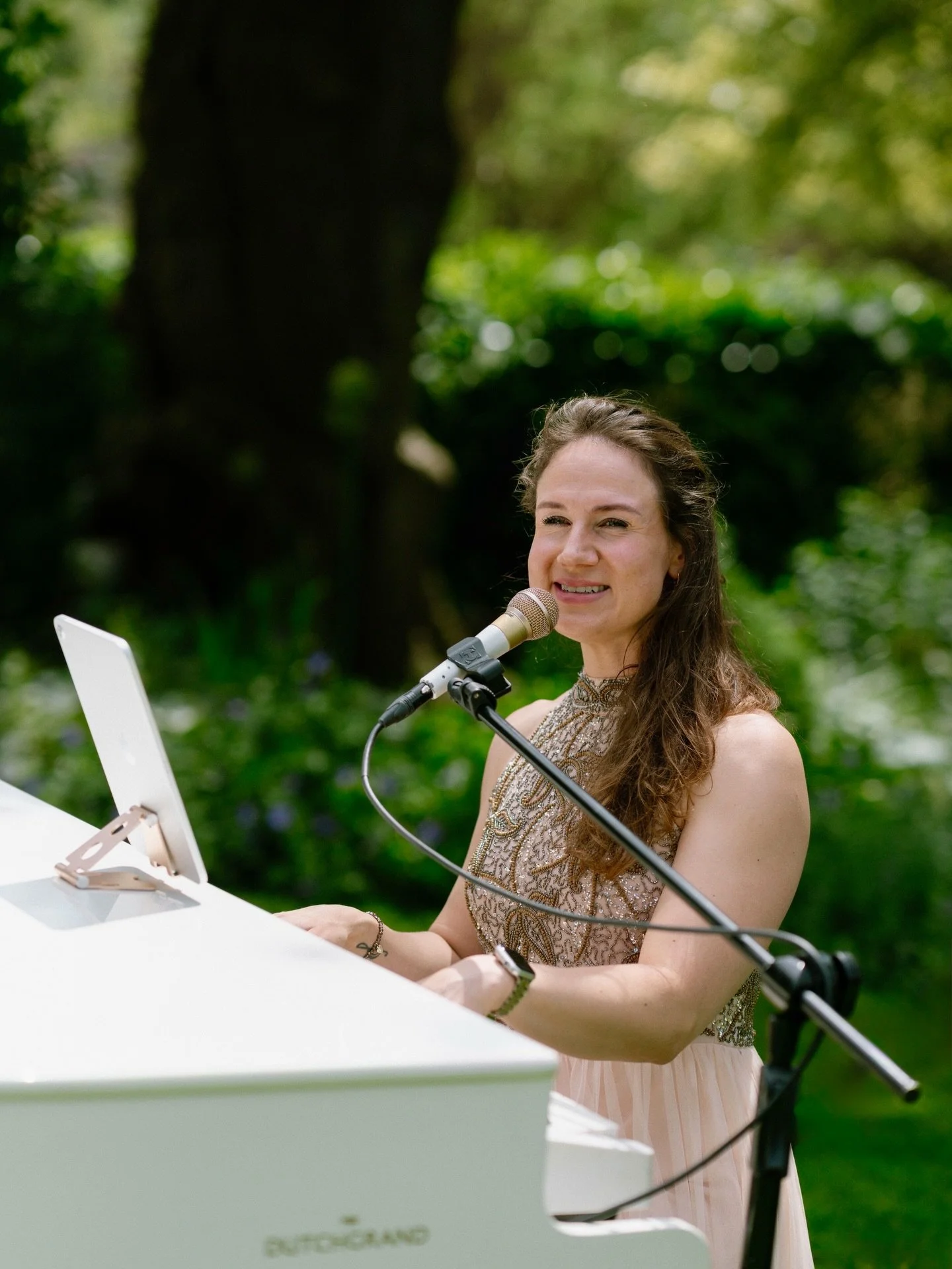 The power of live music.
Live music completely changes the feeling of a ceremony. 
Every time. 

For couples planning their wedding day: your music does not have to be &ldquo;just background&rdquo;. It can become part of the memory, and an unforgetta
