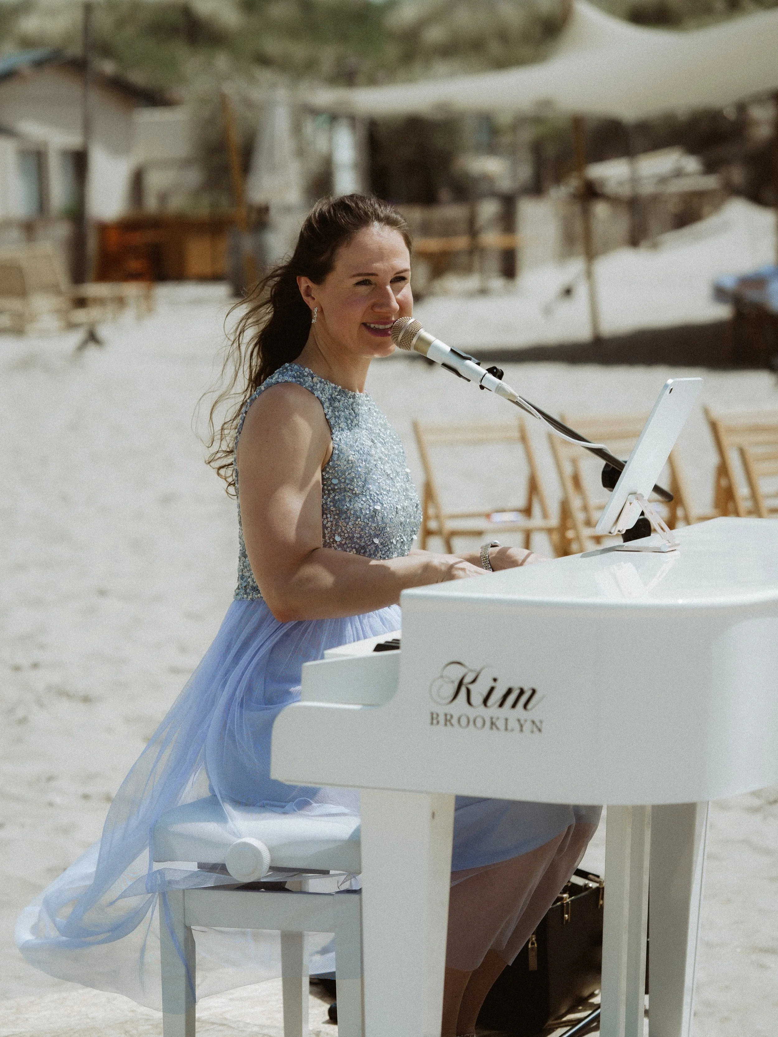 What do a great photographer and a singer have in common?

We both try our very damn best to catch emotions in real time and turn them into something you can hold onto forever. 🩵

While I was singing and playing piano for Tanja and Dennis&rsquo; bea