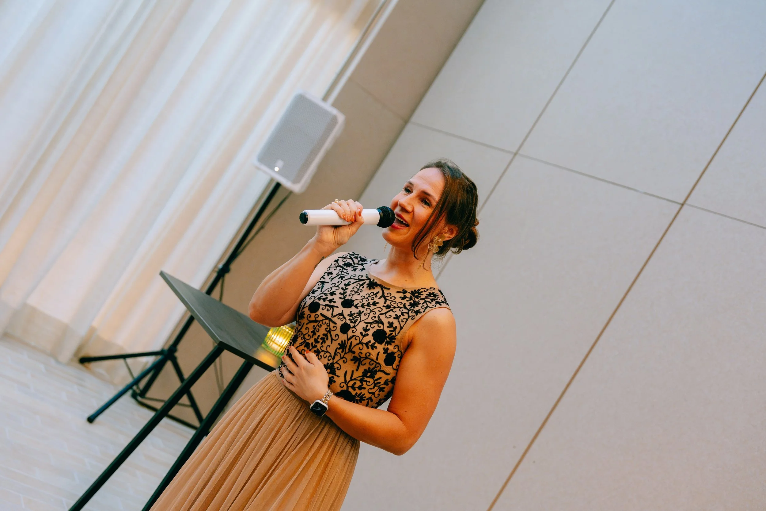 Tijdens het zakelijke event bij @van.oys legde @karlijntiebot de avond vast en ik ben z&oacute; blij met deze foto&rsquo;s. Wat een talent heeft die vrouw! 🤩

Karlijn, dankjewel. Je hebt deze avond echt prachtig en authentiek vastgelegd. 🤍 📸 🔥 

