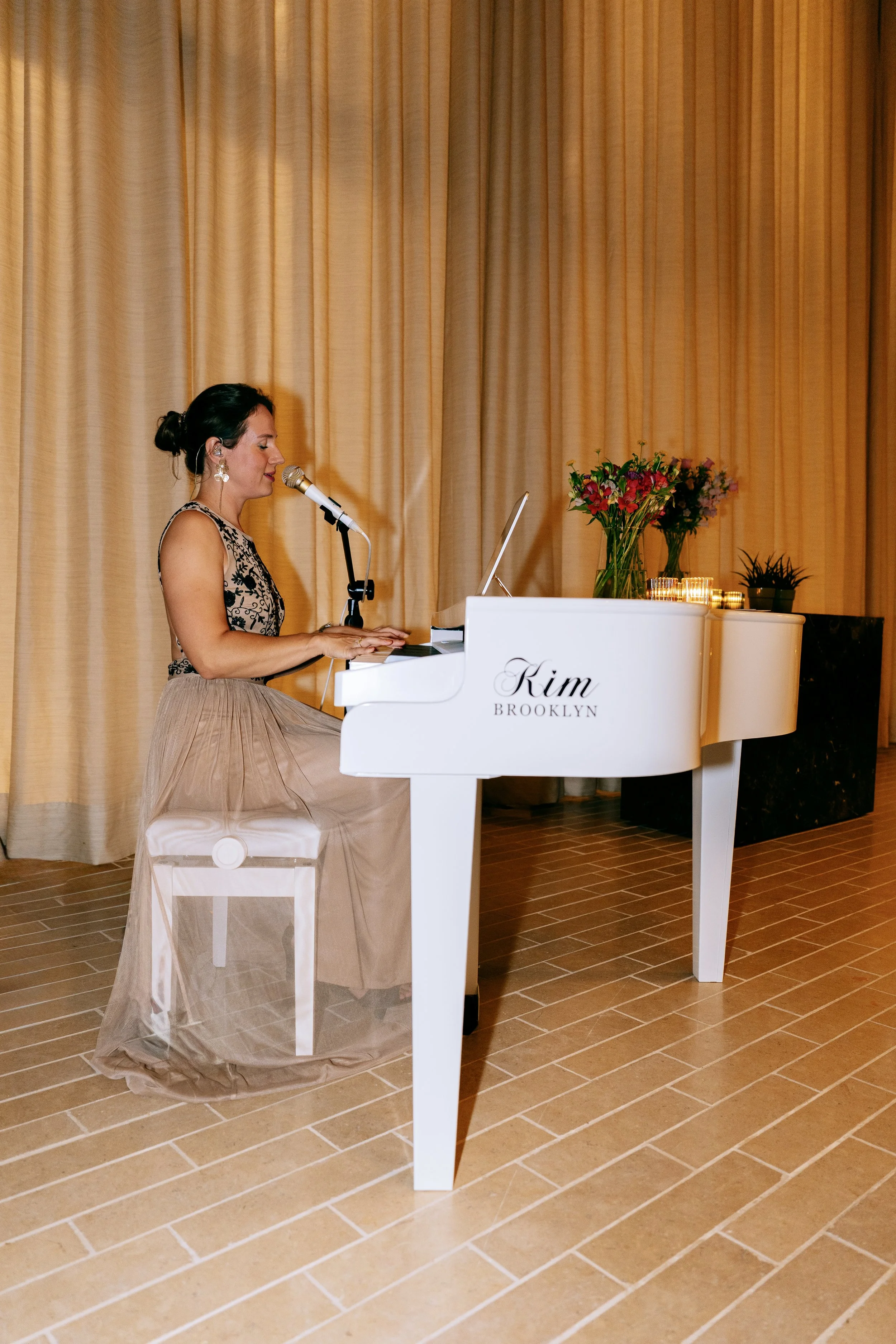 Kim Brooklyn singing at Van Oys