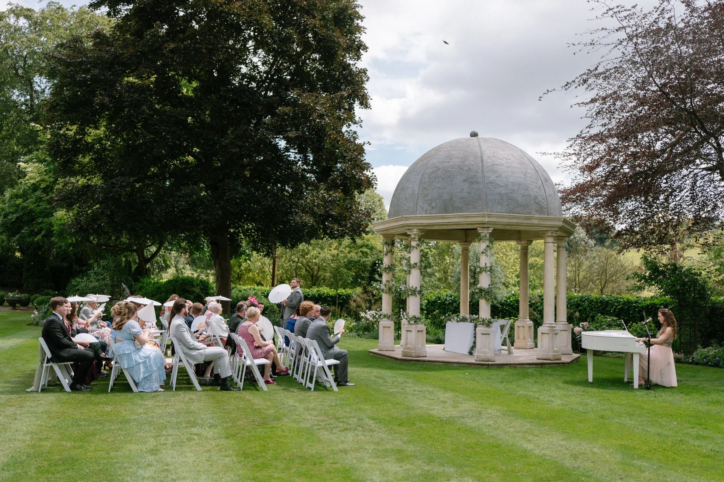 Kim Brooklyn zingt en speelt piano tijdens een trouwceremonie bij Wentbridge House in West Yorkshire