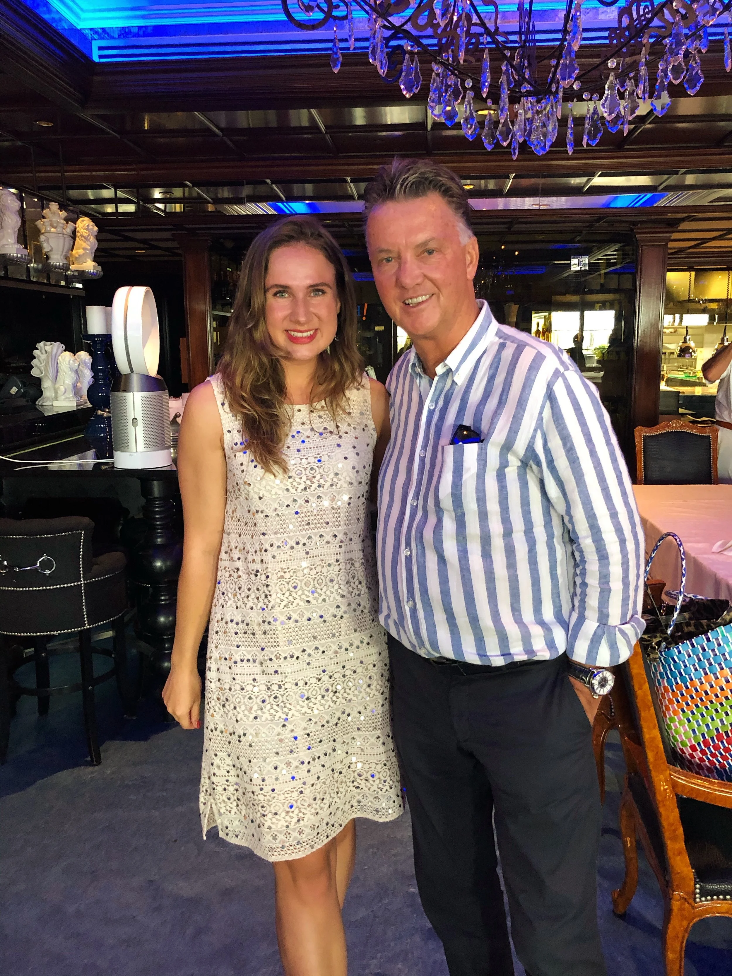 Kim Brooklyn samen met Louis van Gaal na haar optreden tijdens zijn verjaardagsfeest