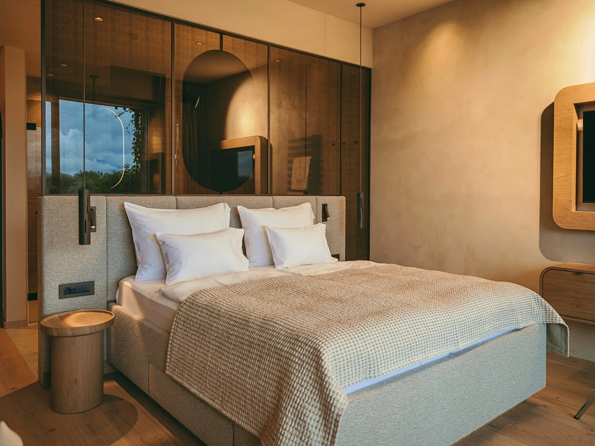 Hotelværelse i Østrig med moderne design og udsigt til bjergene