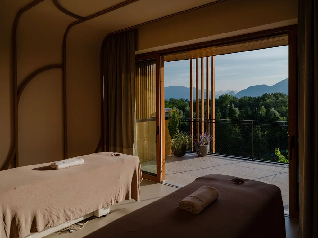 Spa og wellness i Østrig med sauna, pool og udsigt over bjergene