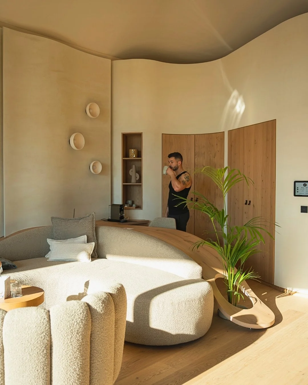 Hotel med moderne design, varme materialer og rolig atmosfære