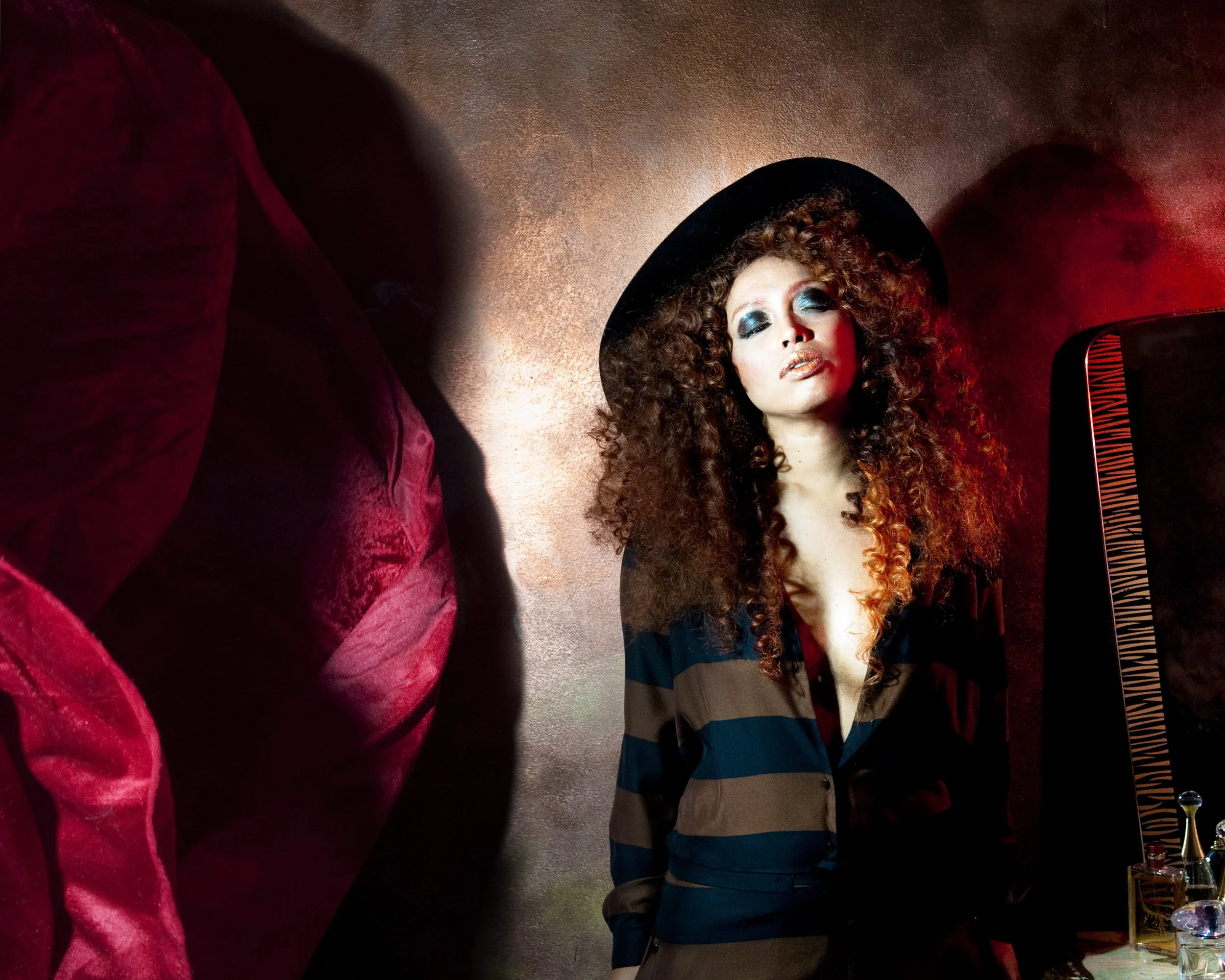 Professional photoshoot in Rotterdam, of Jazz-influenced singer-songwriter Tirza Paais for her music single release 'Unbearable Love' with a sophisticated decor. Photography by Hans Withoos.