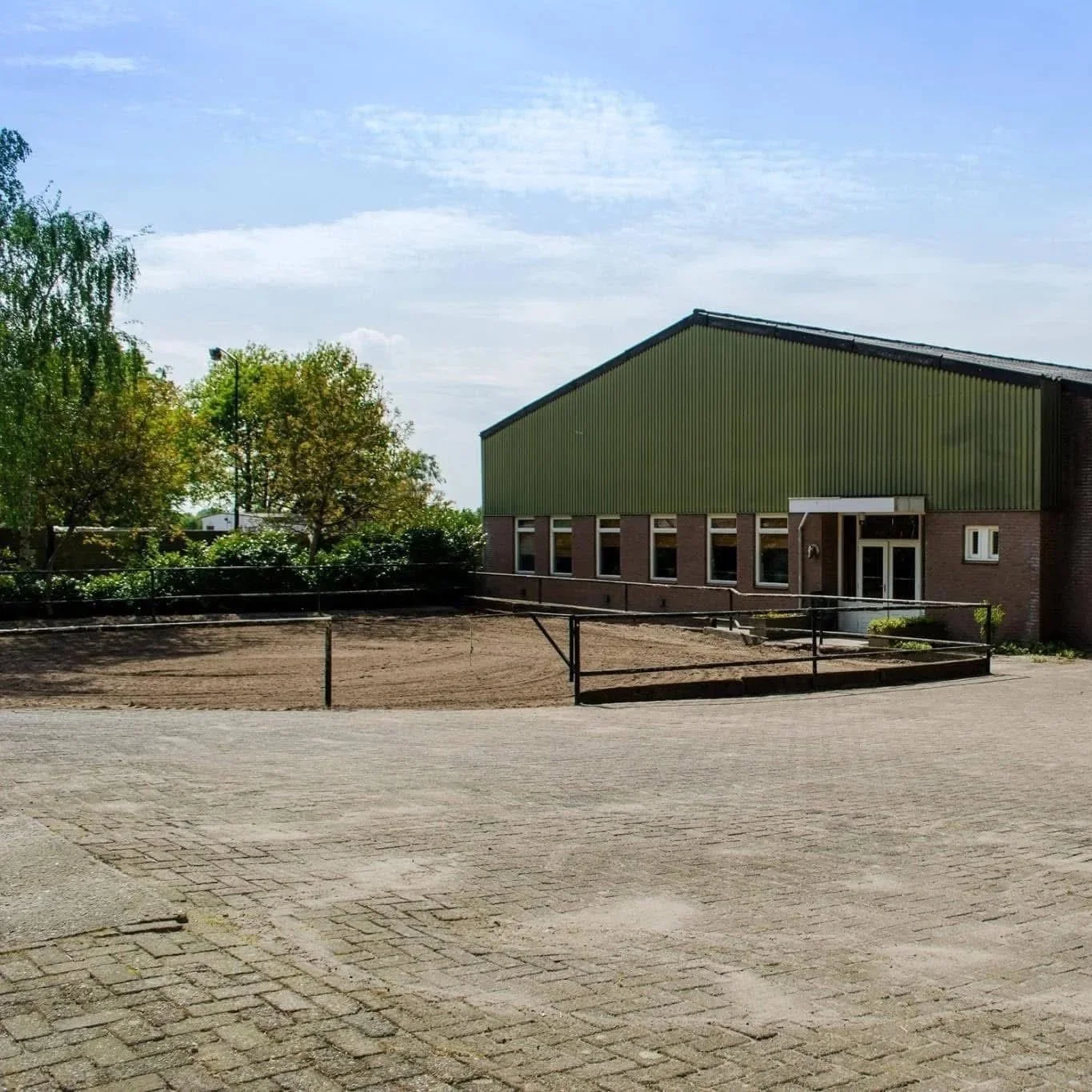 Dressuurstal Oomen buiten