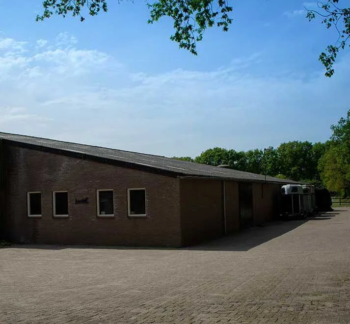 Dressuurstal Oomen trailer stalling