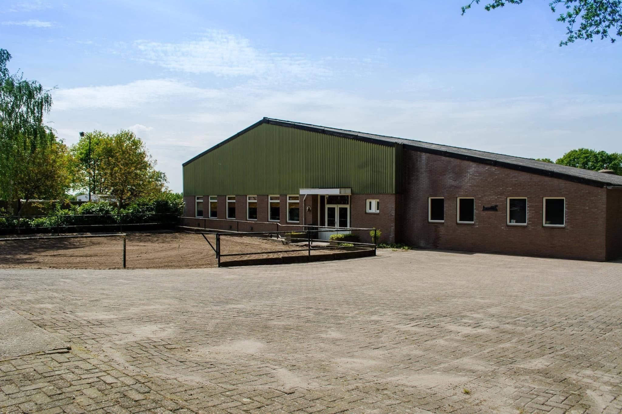 Dressuurstal Oomen buiten