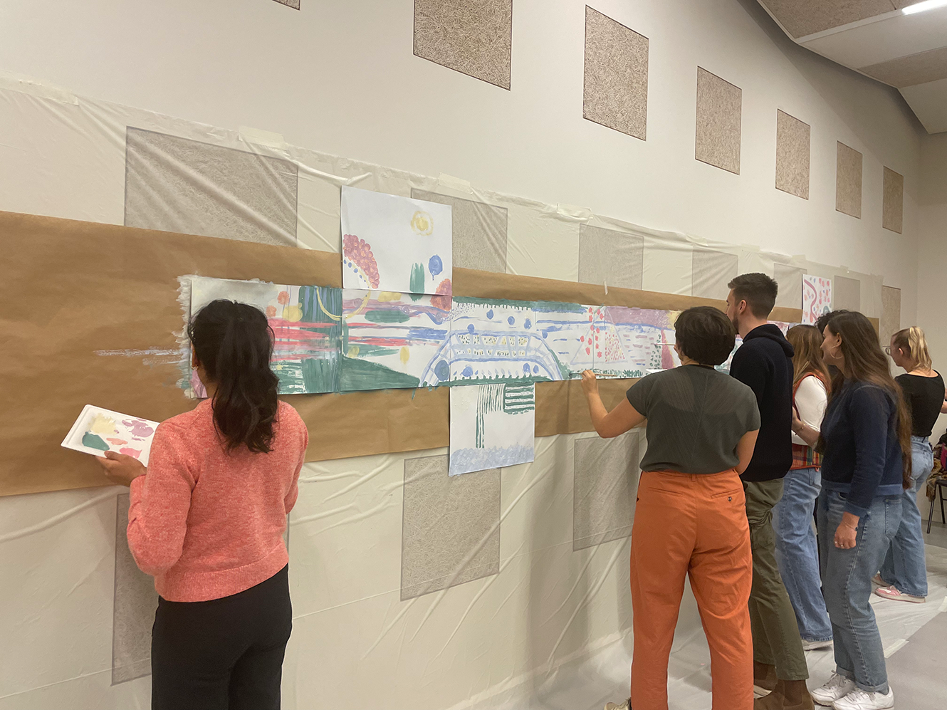 Jeunes faisant de la peinture sur les murs/