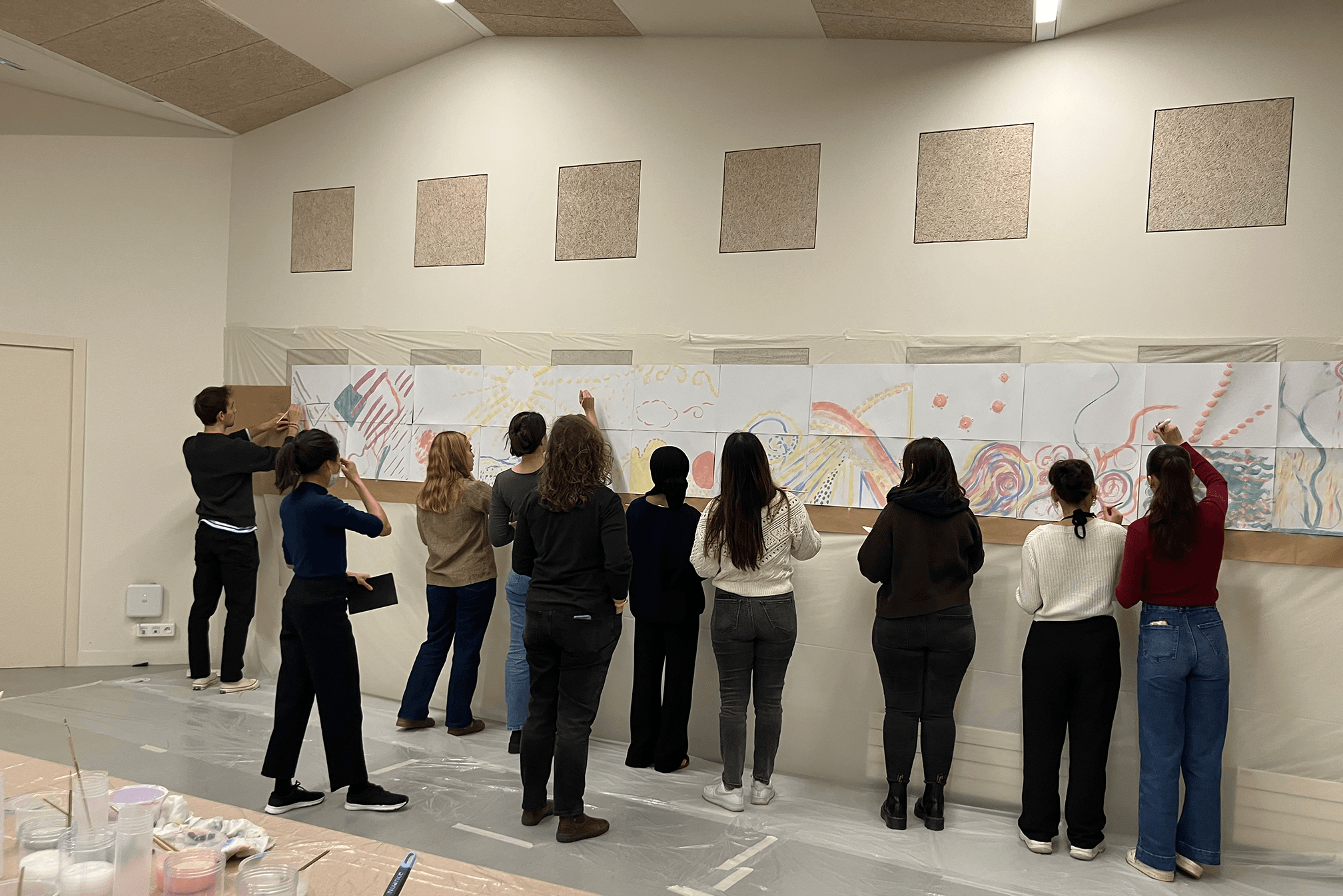 Jeunes faisant de la peinture sur les murs.