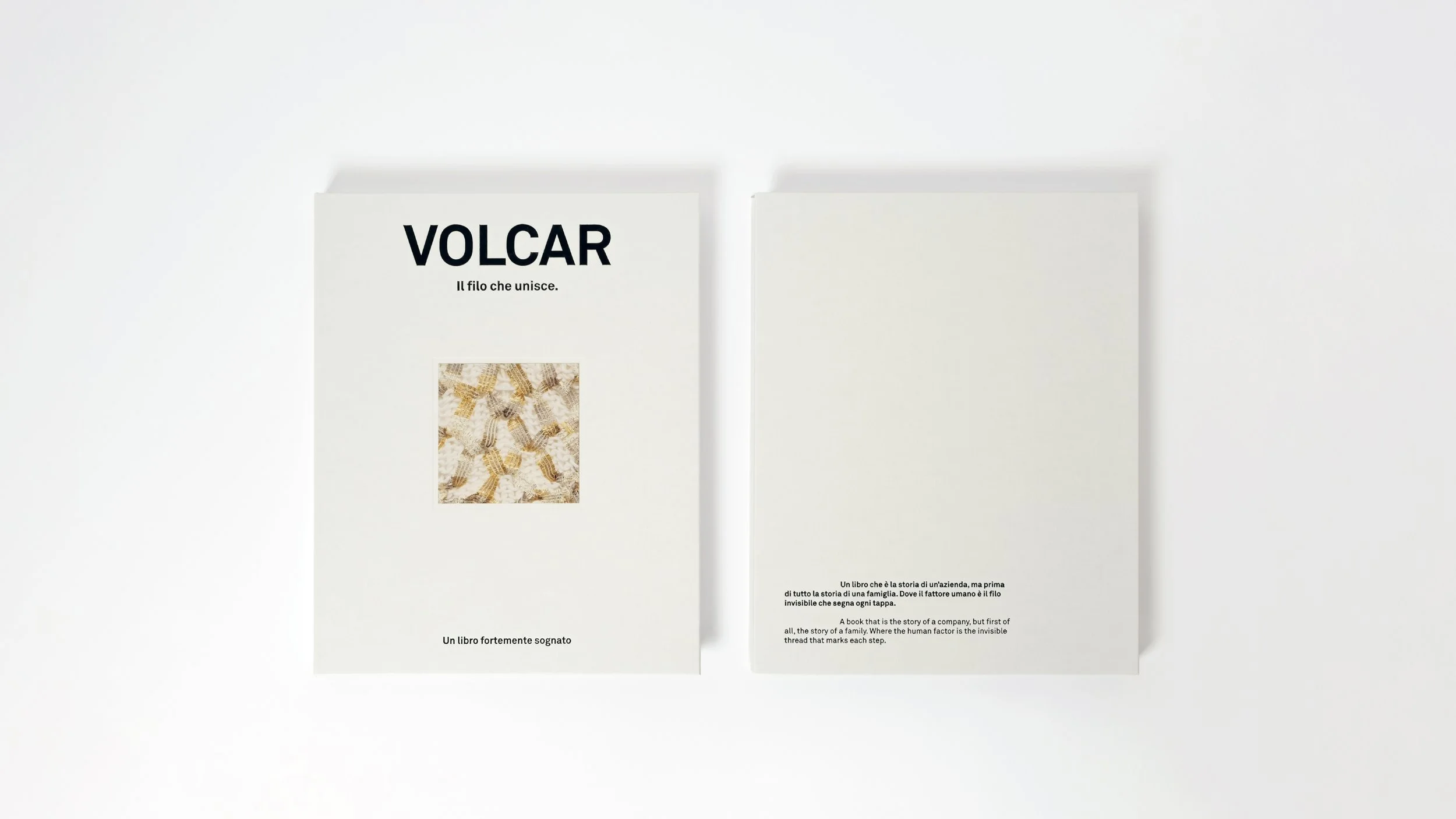 Copertina di un libro con il titolo 'VOLCAR' e il sottotitolo 'Il filo che unisce'. La copertina presenta una fotografia di un tessuto dorato. Sotto c'è una breve descrizione in italiano e in inglese riguardante il contenuto del libro.