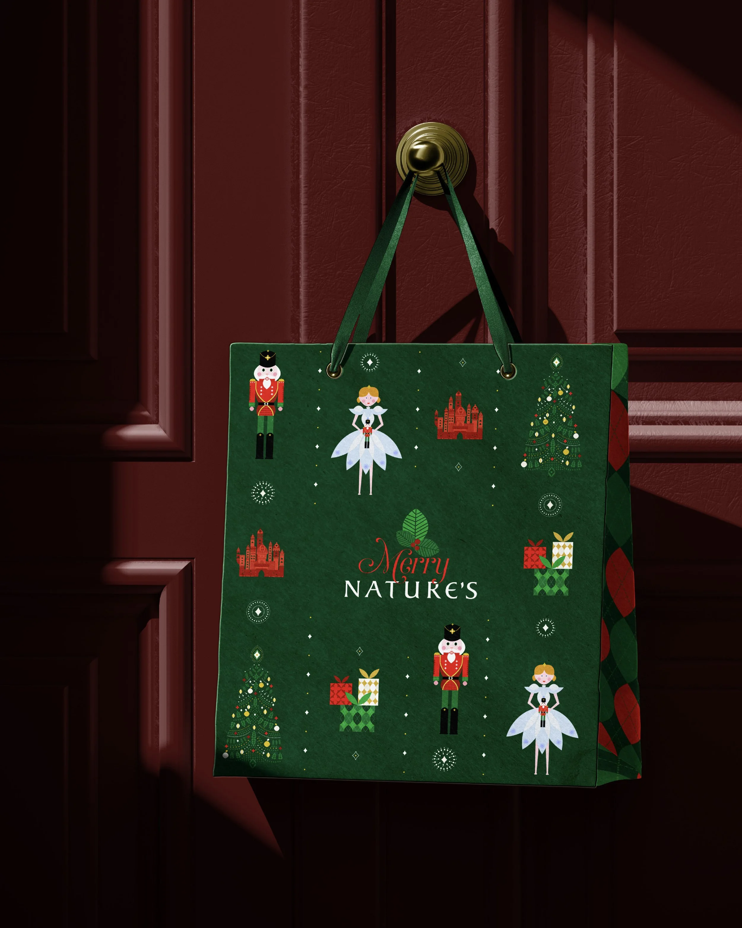 Shopping bag natalizia con decorazioni di Natale e scritta 'Merry Nature's' appesa a una maniglia di una porta di colore marrone scuro.