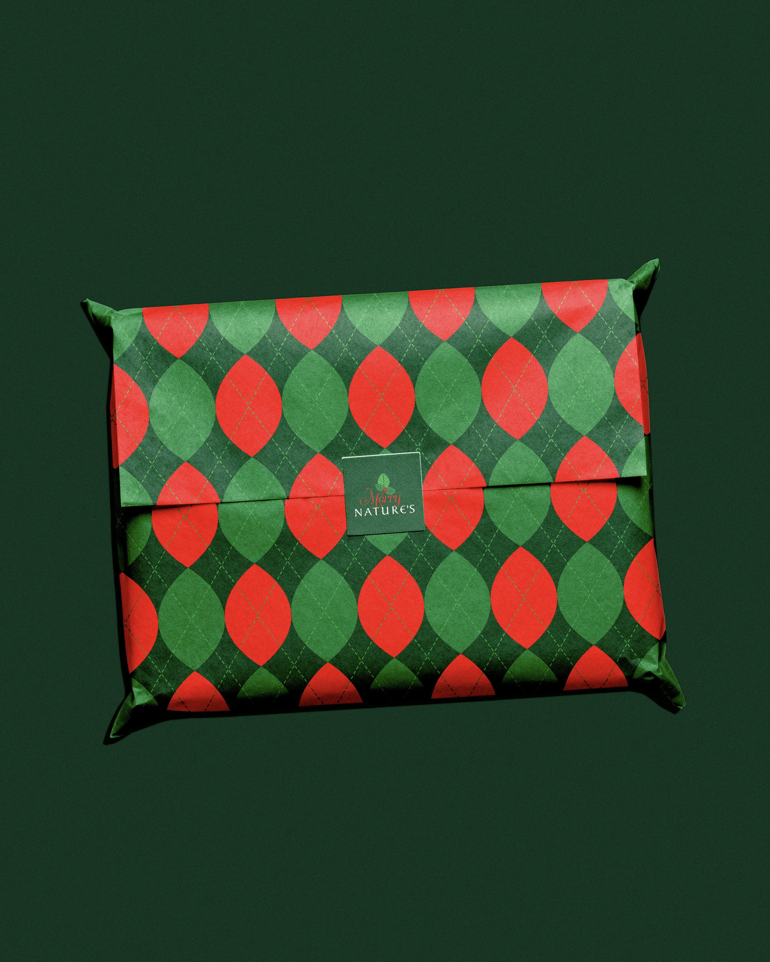 Mockup pacchetto regalo natale. Pattern ed etichetta 'Merry Nature's'.
