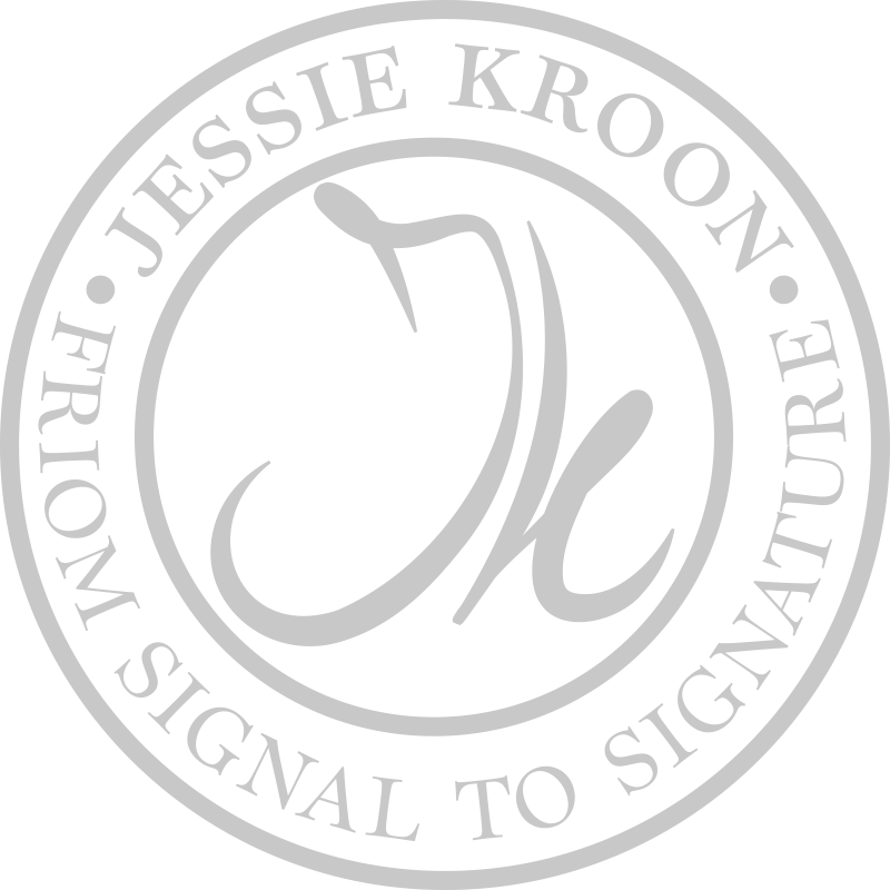 Een zwart-wit logo met een krantenpen en een cirkelvormige rand. Tekst rondom de rand leest: 'JESSIE KROON', 'FROMSIGNAAL TO SIGNATURE'.