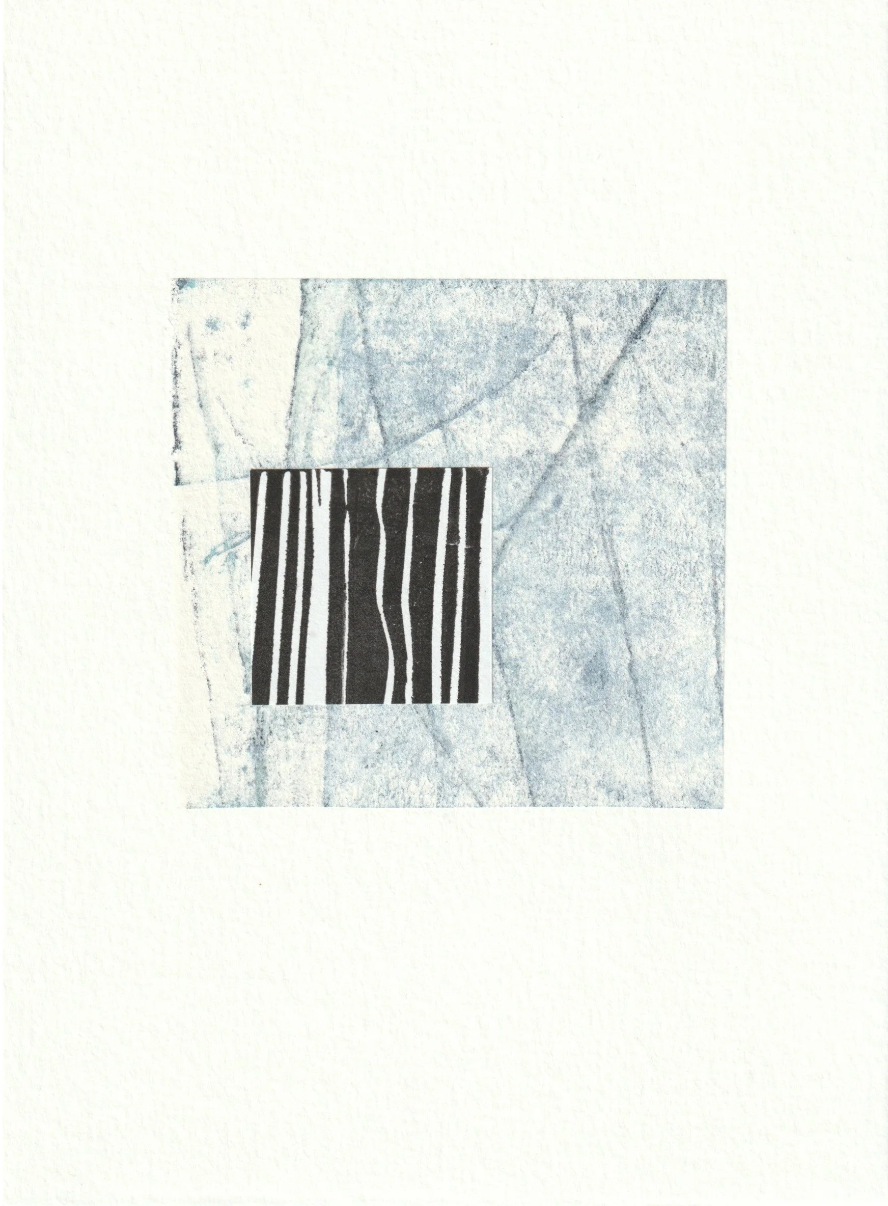 Rectangle rayé noir et blanc posé sur un fond bleu-gris marbré — série Reserve, estampe et collage sur papier