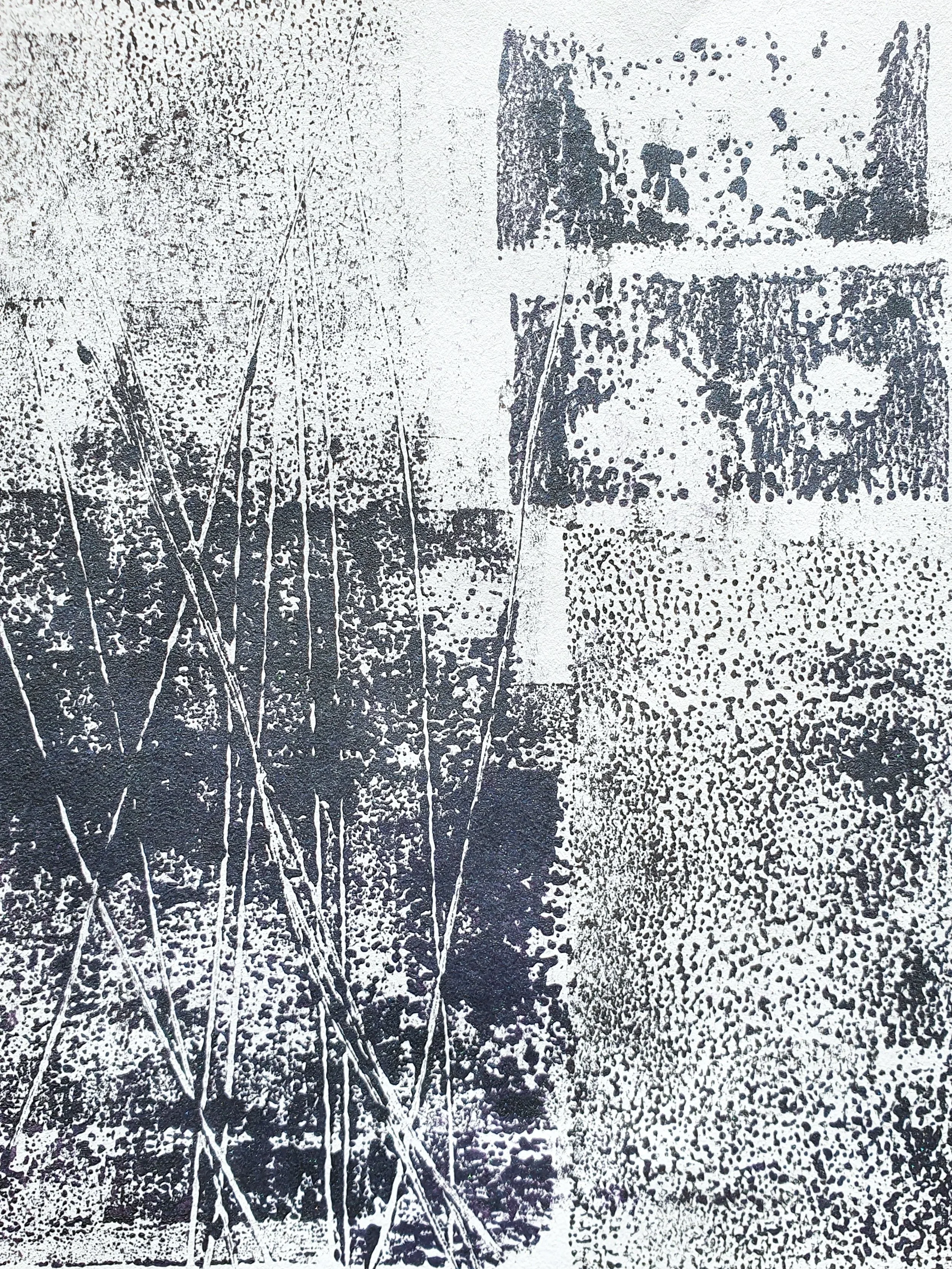Monotype noir et blanc, textures granuleuses et fines lignes obliques évoquant des tiges — estampe sur papier
