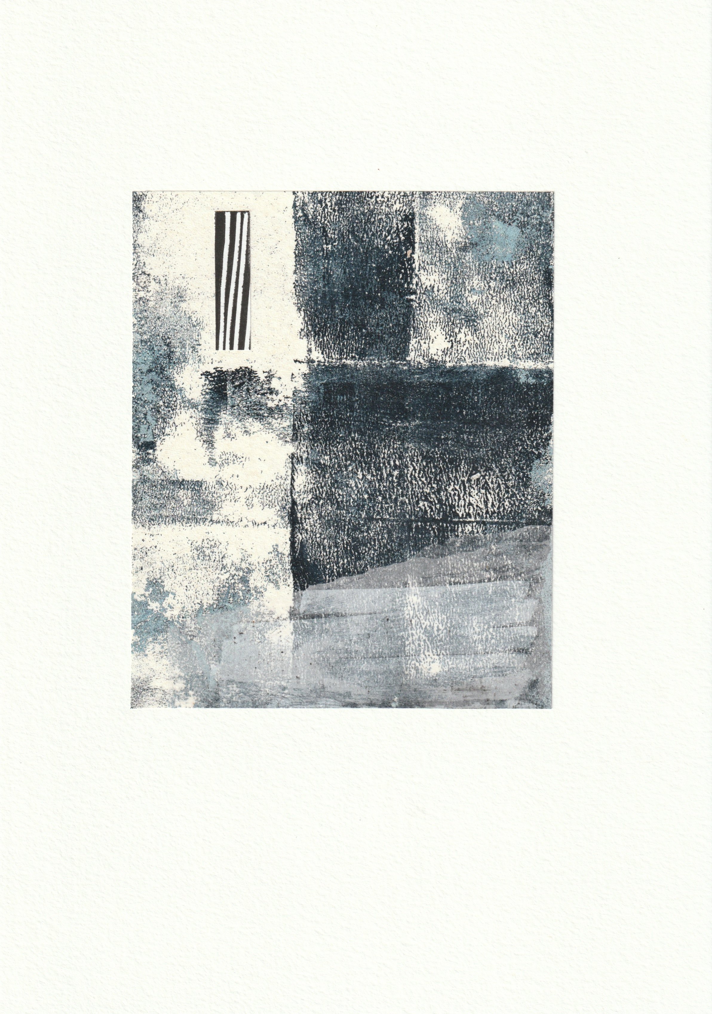Blocs sombres imprimés, bleu nuit et gris, avec une petite bande rayée — série Reserve, estampe et collage sur papier