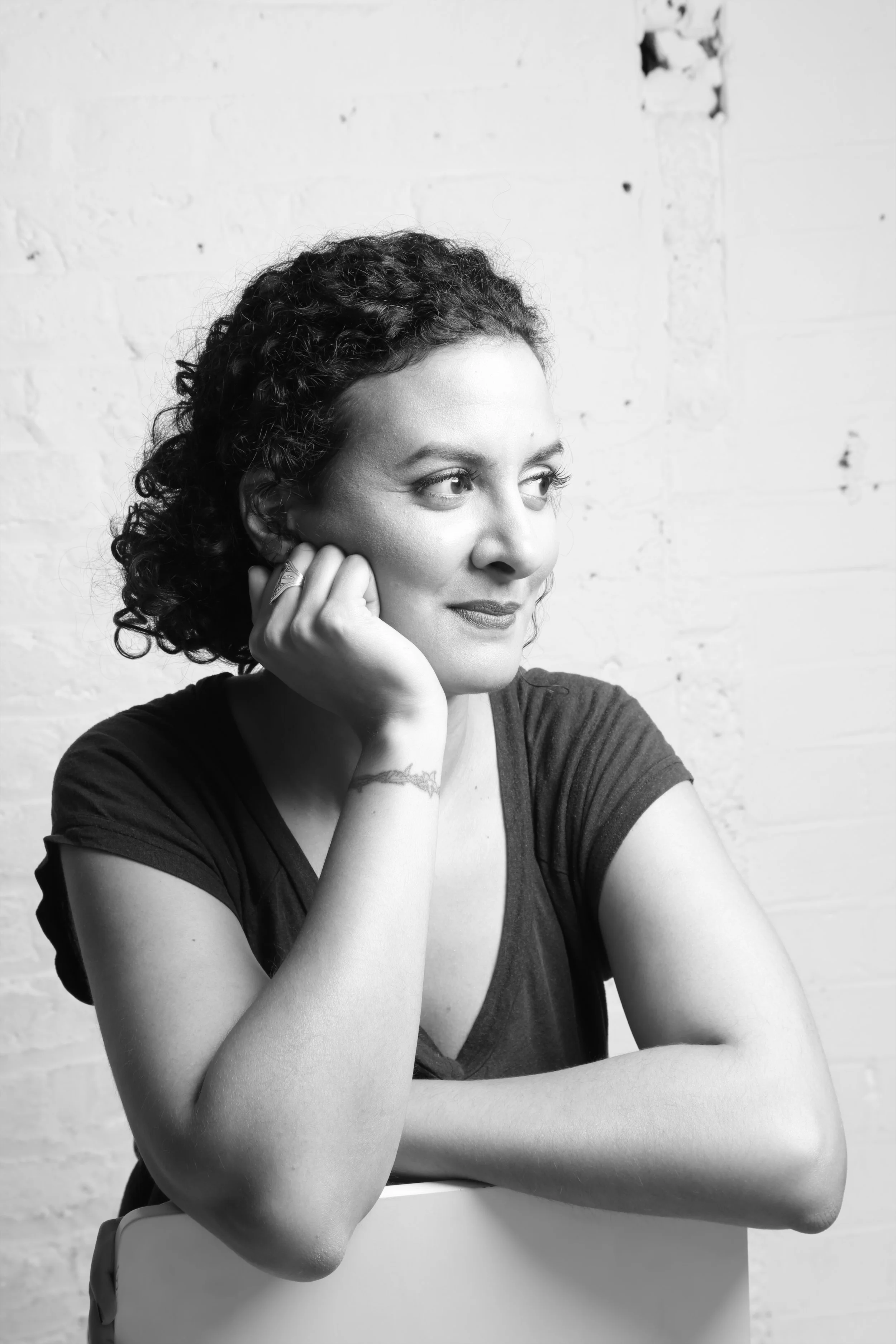 Portrait noir et blanc de Jessica De Saint Paul, artiste plasticienne, en atelier.