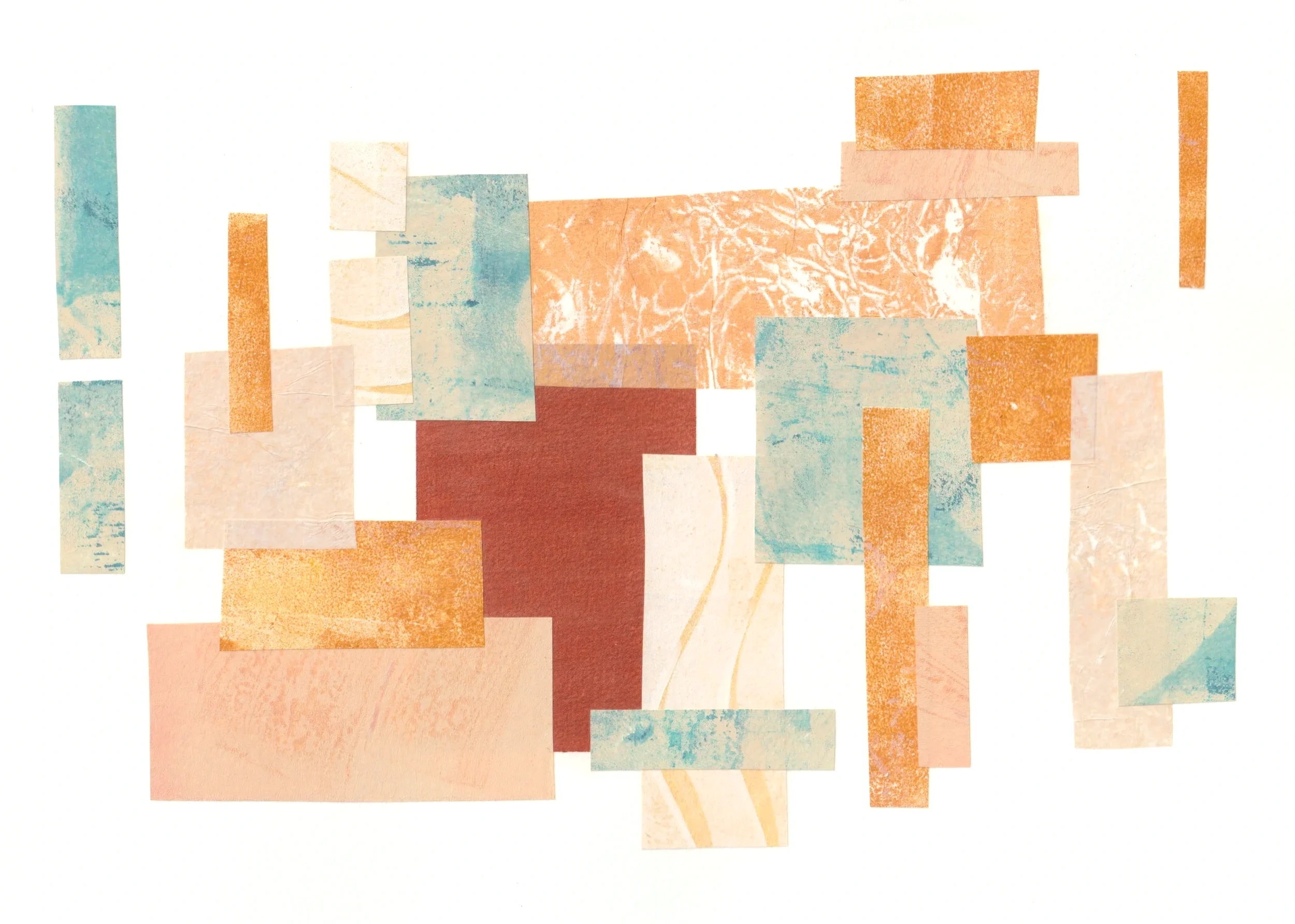 Composition horizontale dense : papiers ocre cuivré, bleu canard, rose pâle et terracotta, autour d'un rectangle bordeaux central, sur fond blanc.