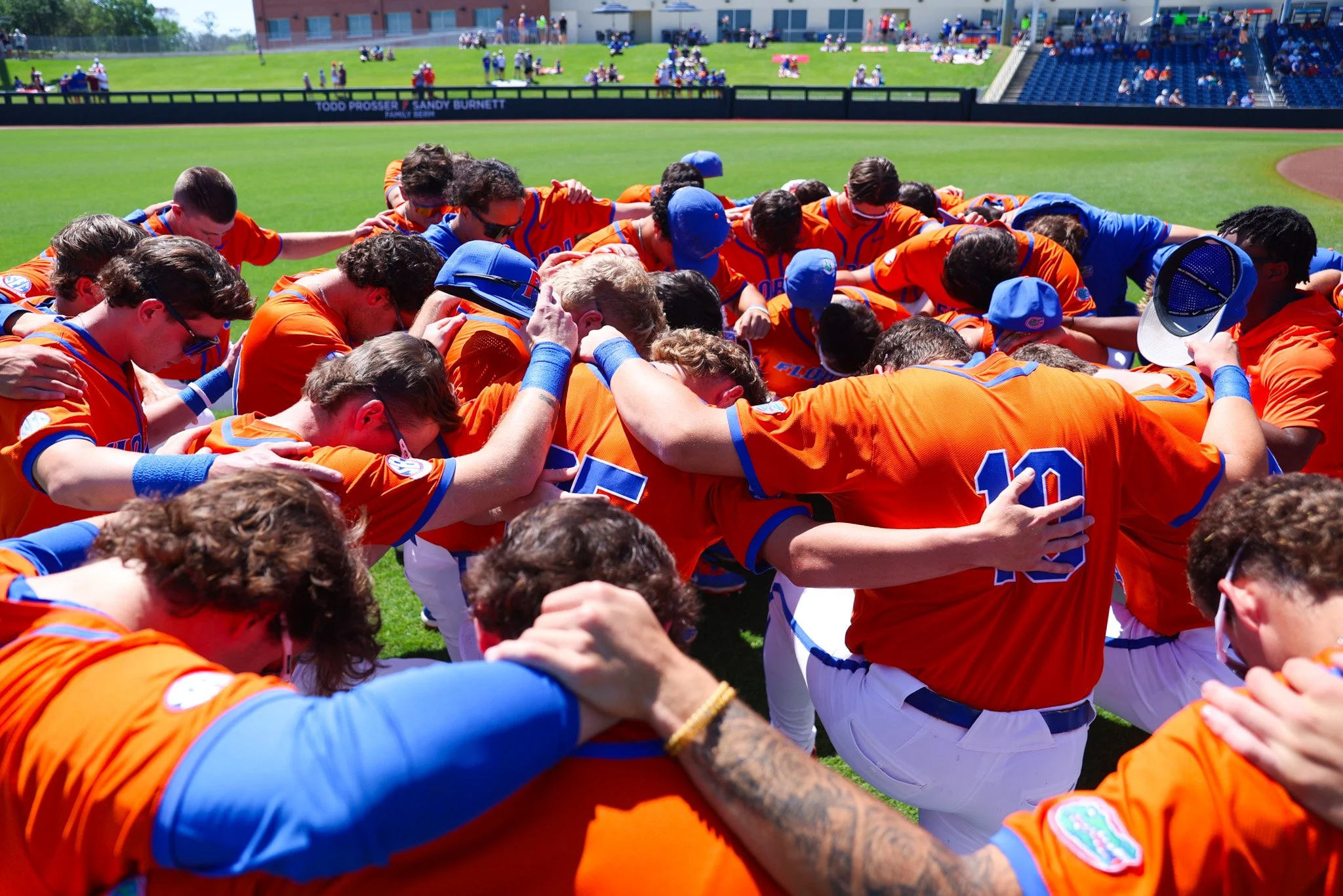 016_Prayer_Huddle__260418_8587_SenayKennon01.jpg